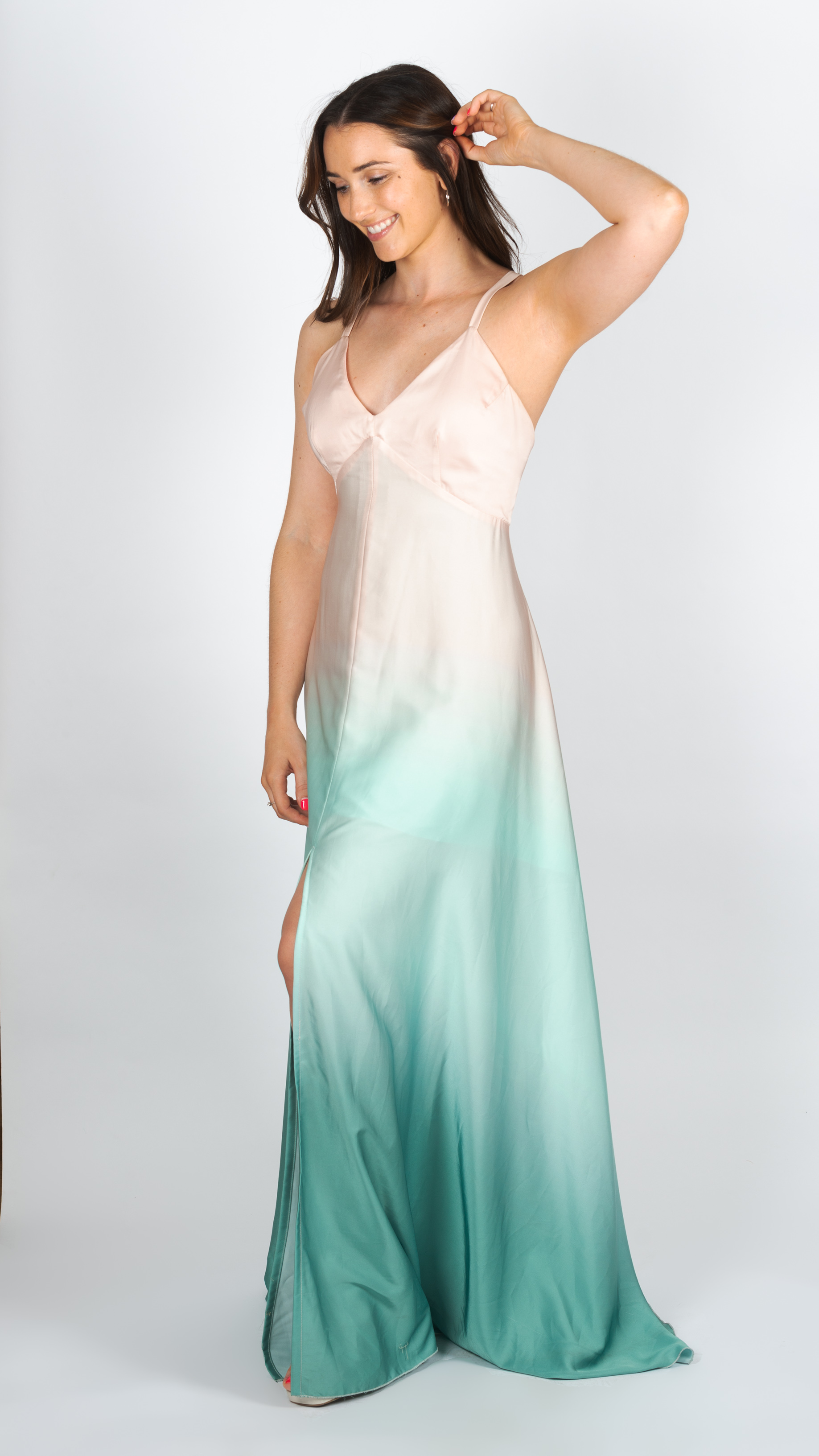 Vestido en satén en degrade con tajo y espalda cruzada