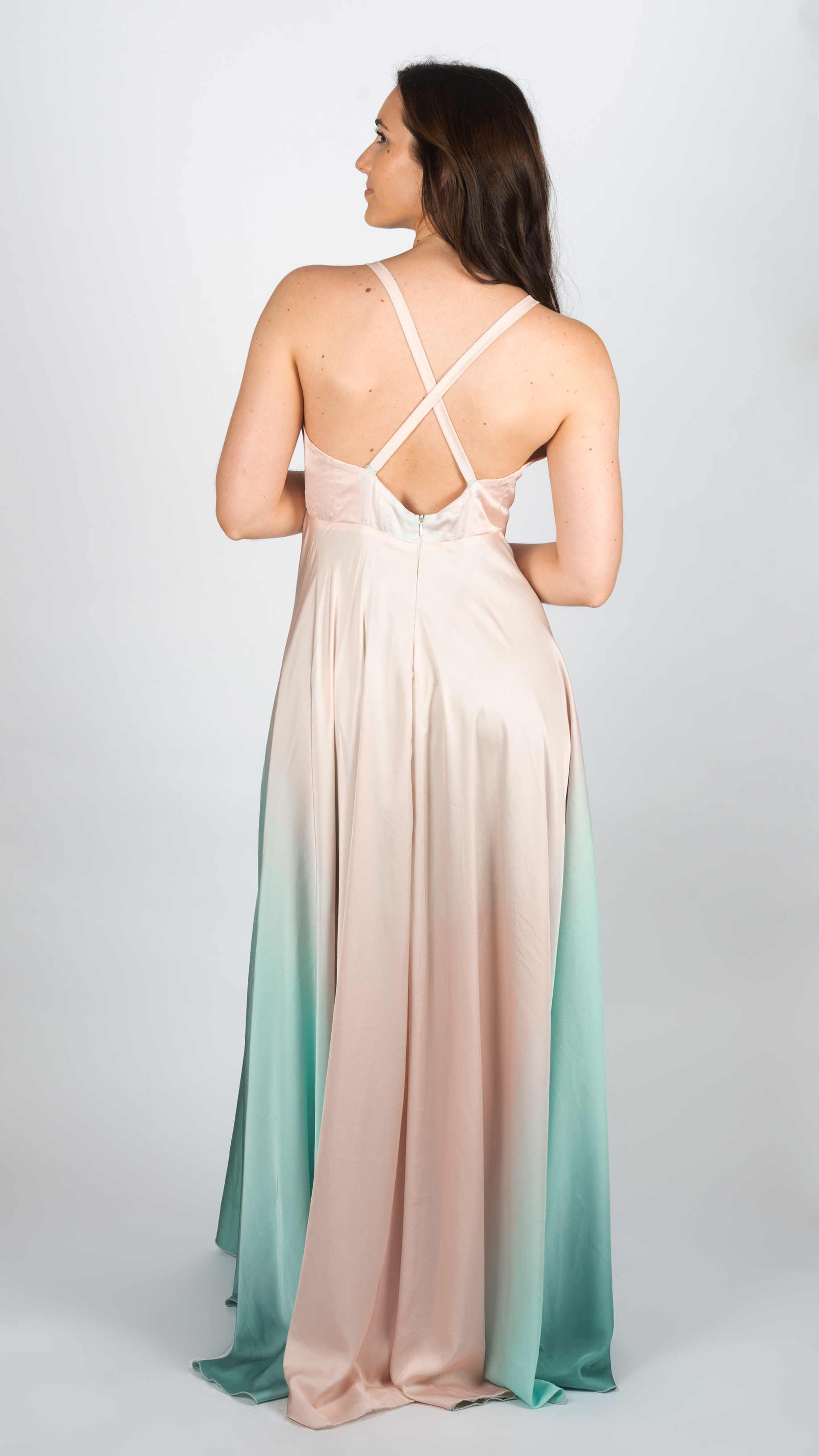 Vestido en satén en degrade con tajo y espalda cruzada