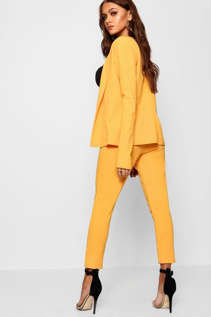 Traje mostaza