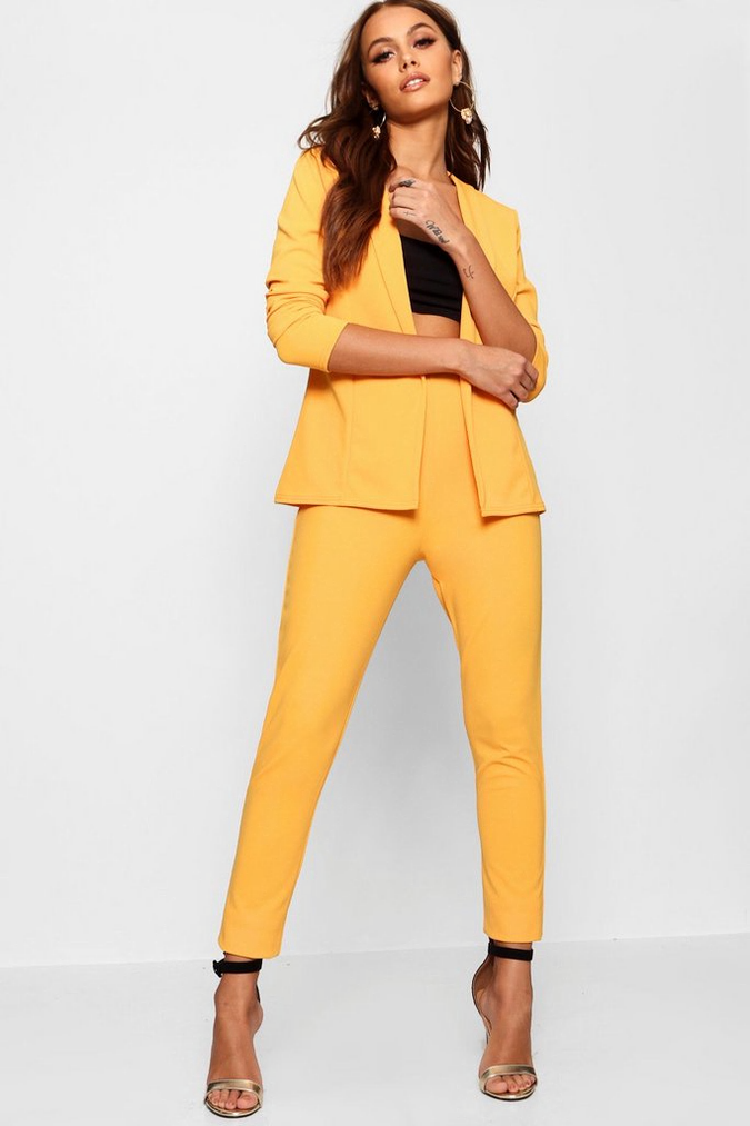Traje mostaza