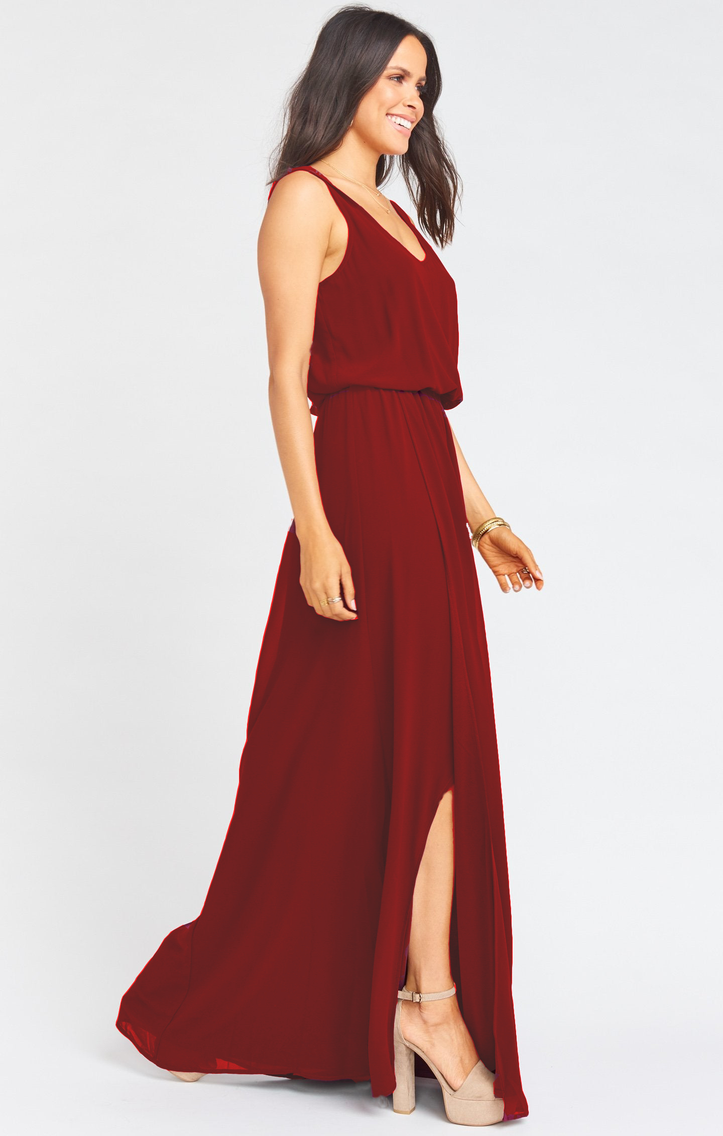 Vestido rojo de gasa con escote en V y tajo