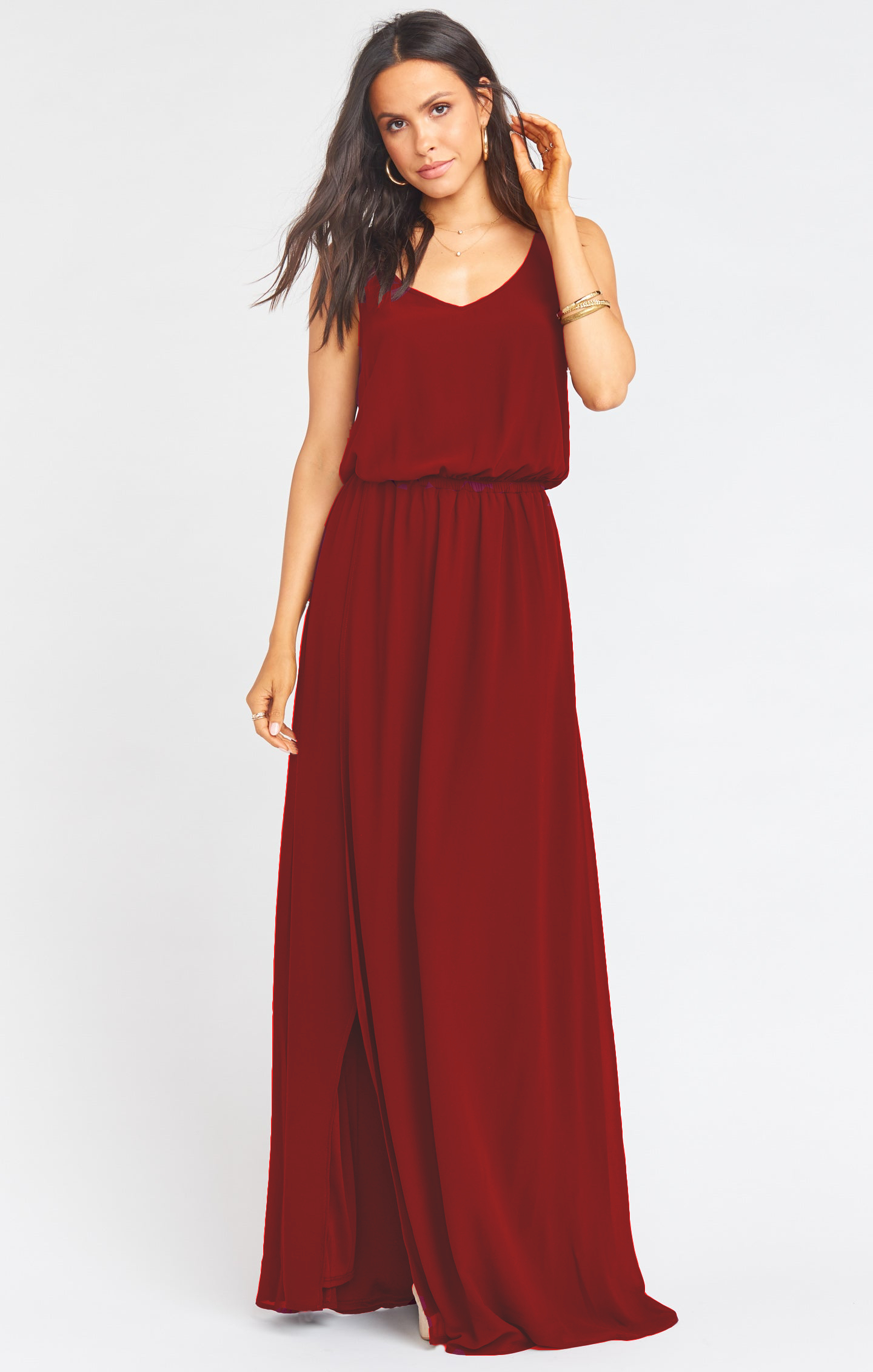 Vestido rojo de gasa con escote en V y tajo