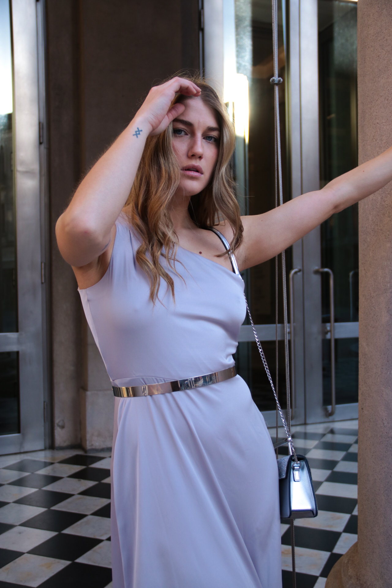 Vestido en satén plata con un solo hombro