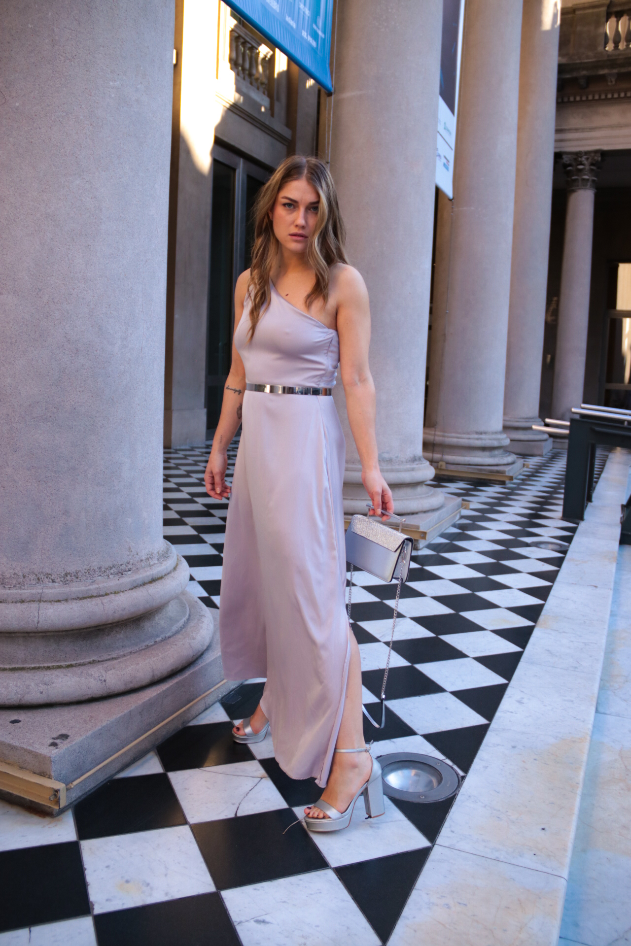 Vestido en satén plata con un solo hombro