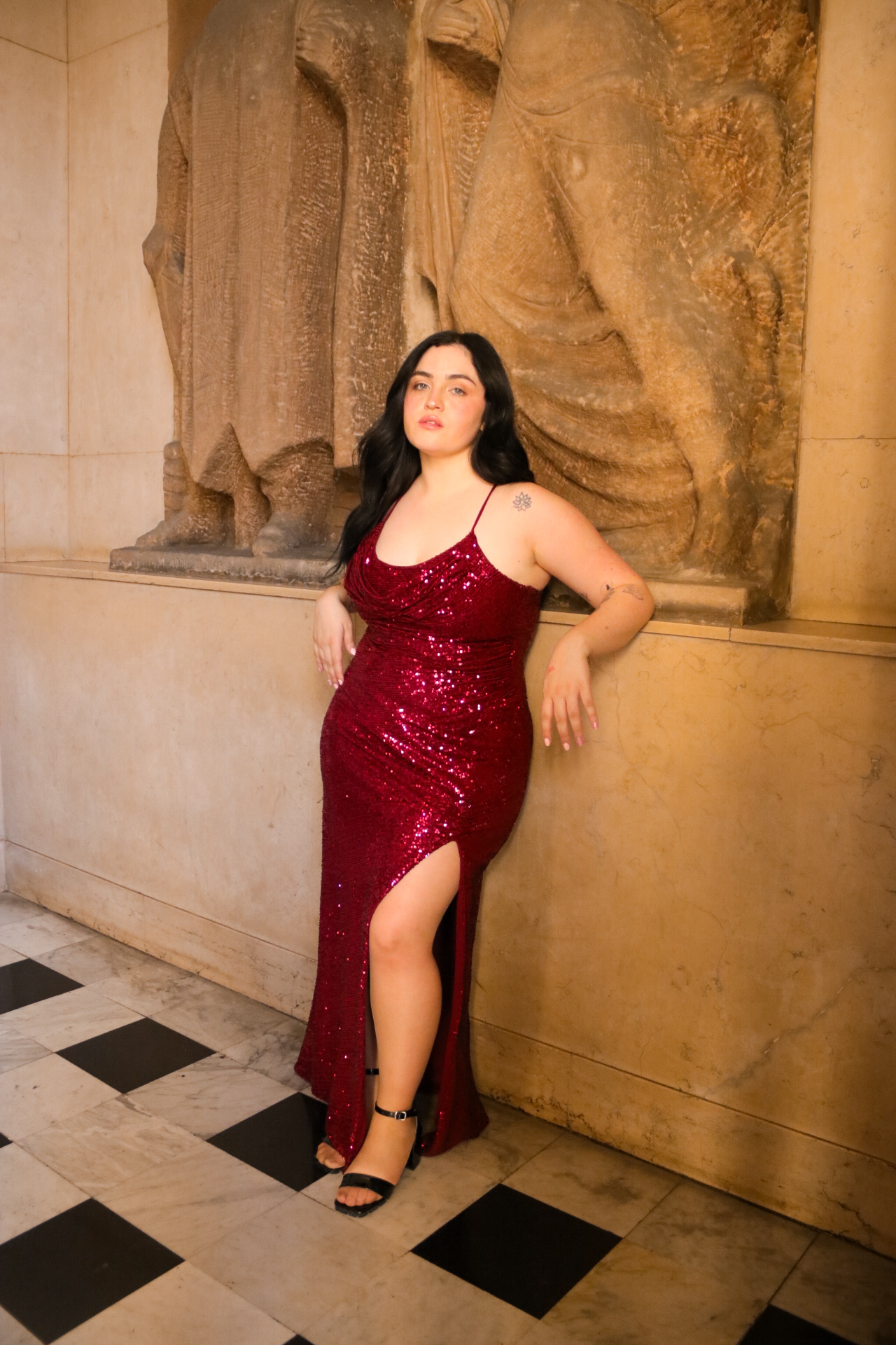Vestido de lentejuelas bordo con tajo