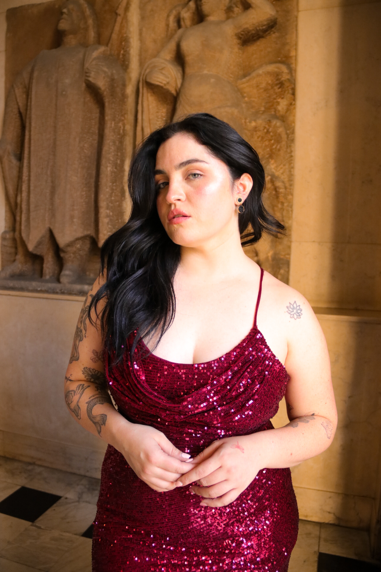 Vestido de lentejuelas bordo con tajo