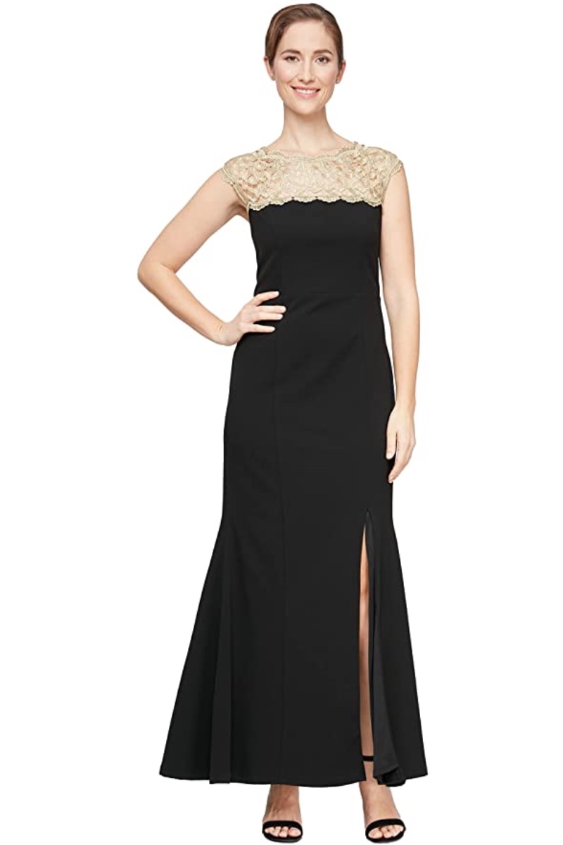 Vestido con dorado en escote