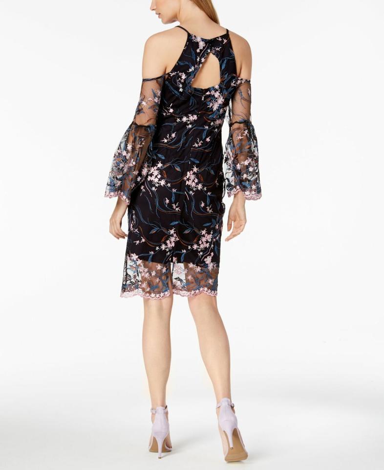 Vestido floreado cold shoulder