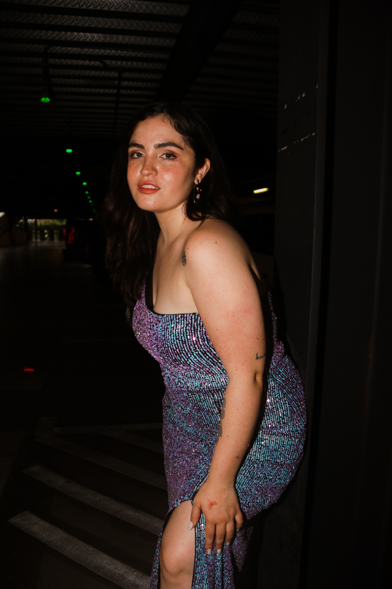 Vestido de lentejuelas con tajo