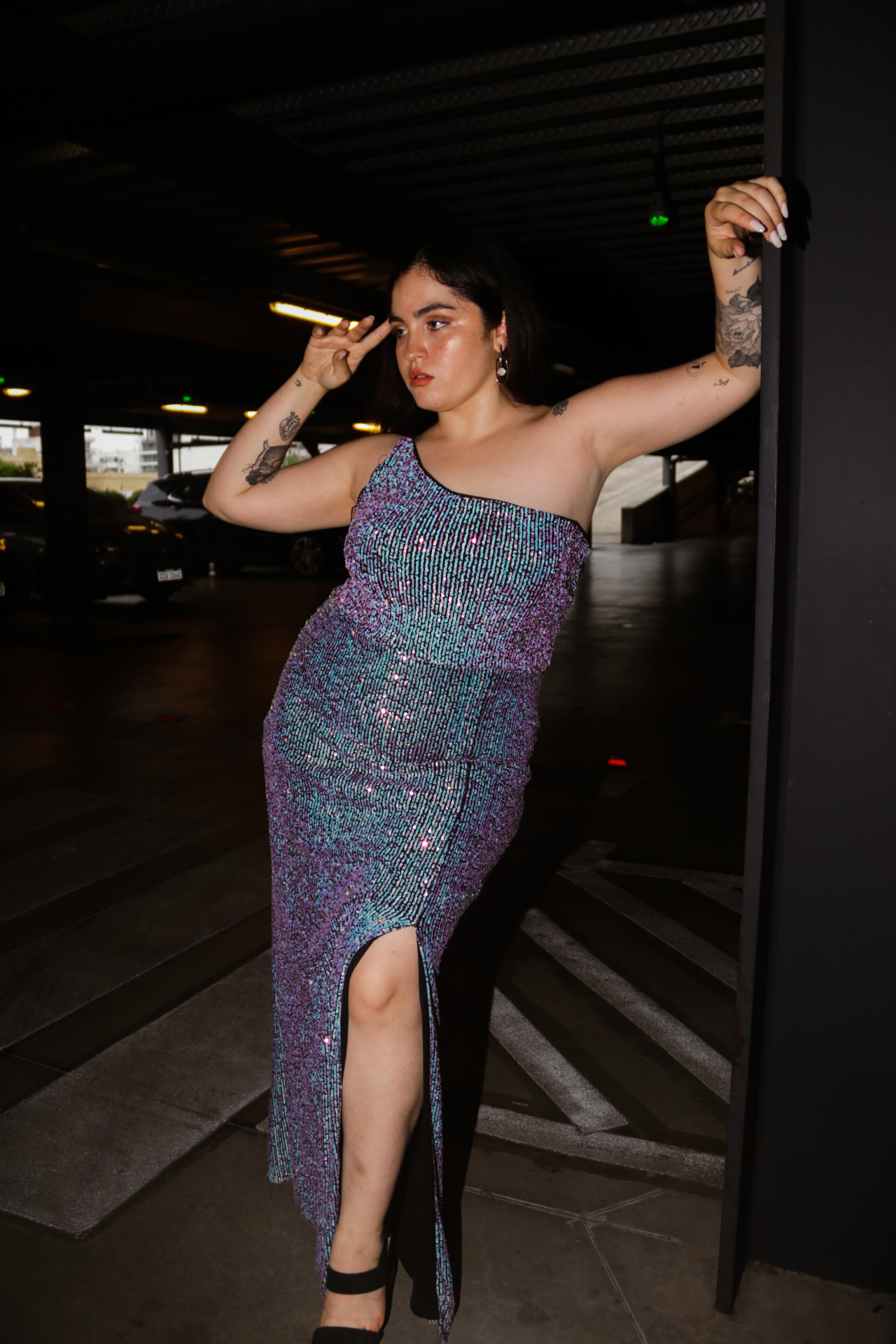 Vestido de lentejuelas con tajo