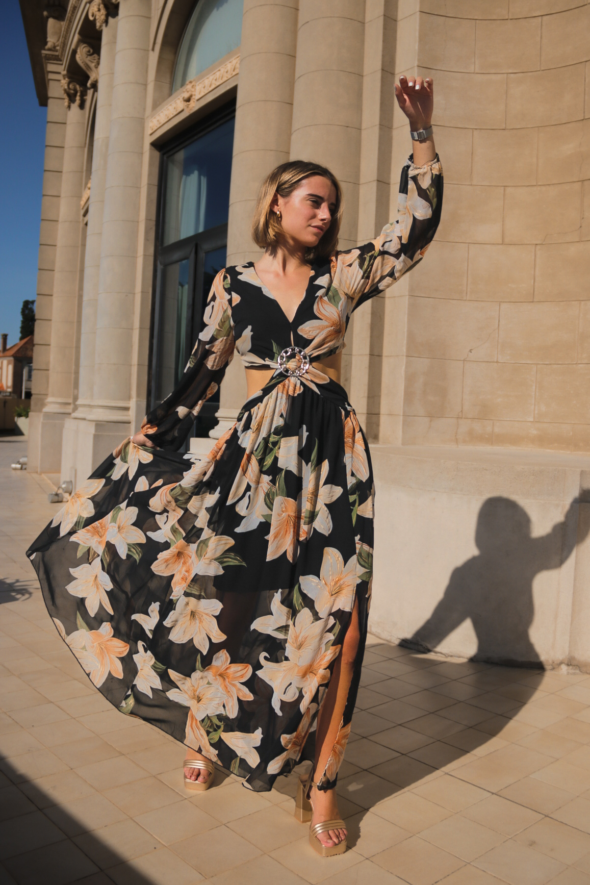 Vestido con cortes en cintura y espalda con manga larga