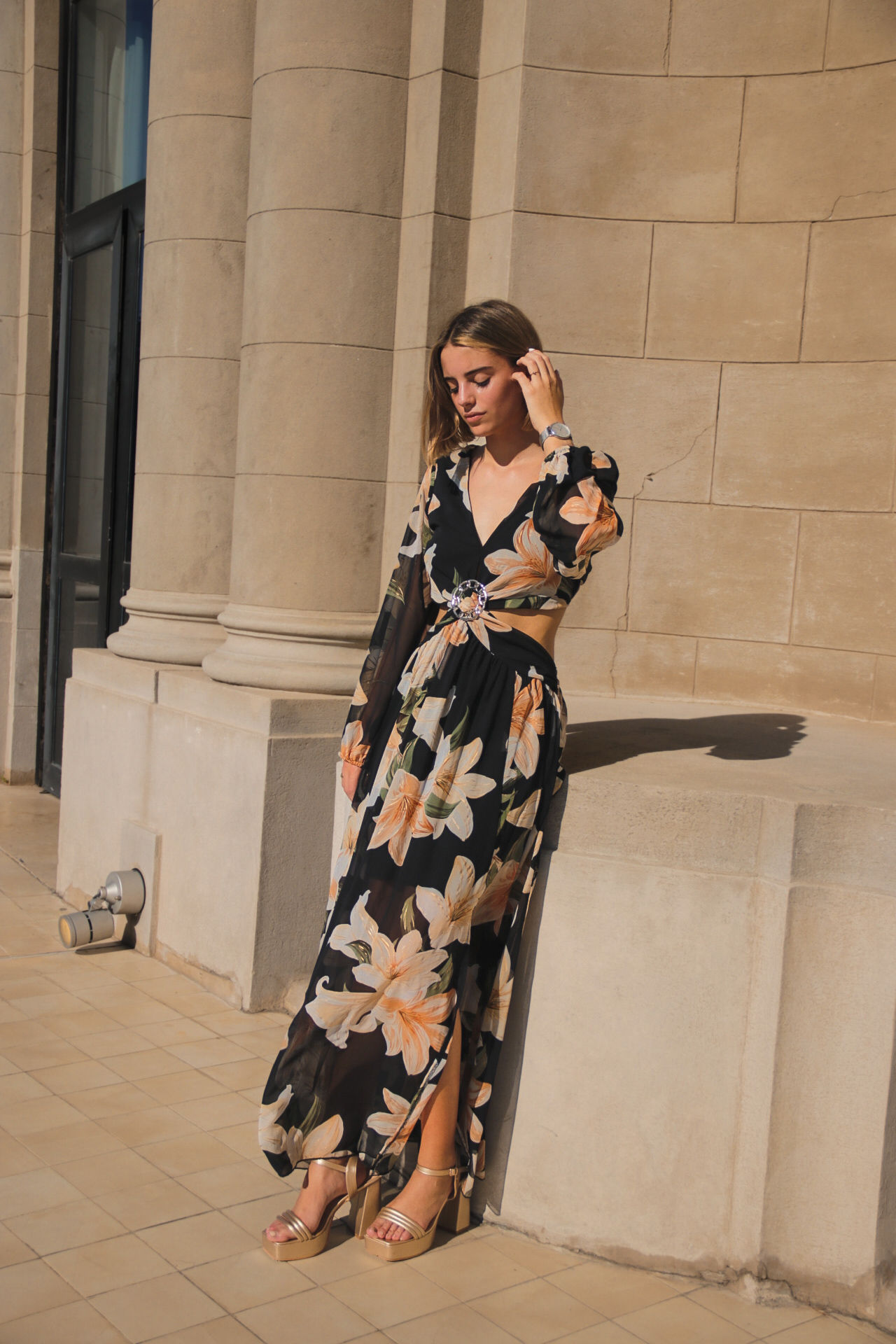 Vestido con cortes en cintura y espalda con manga larga