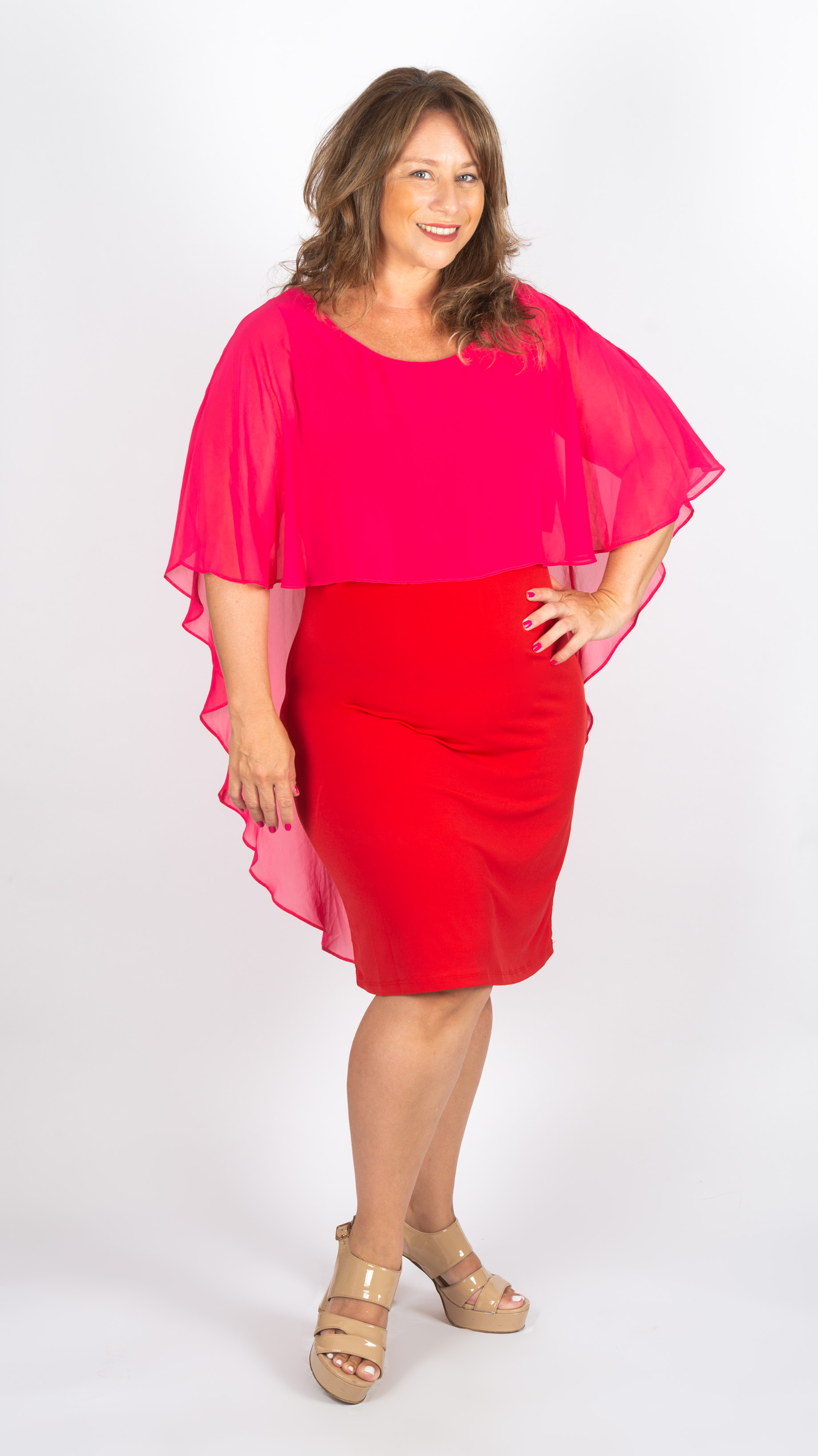 Vestido corto con capa