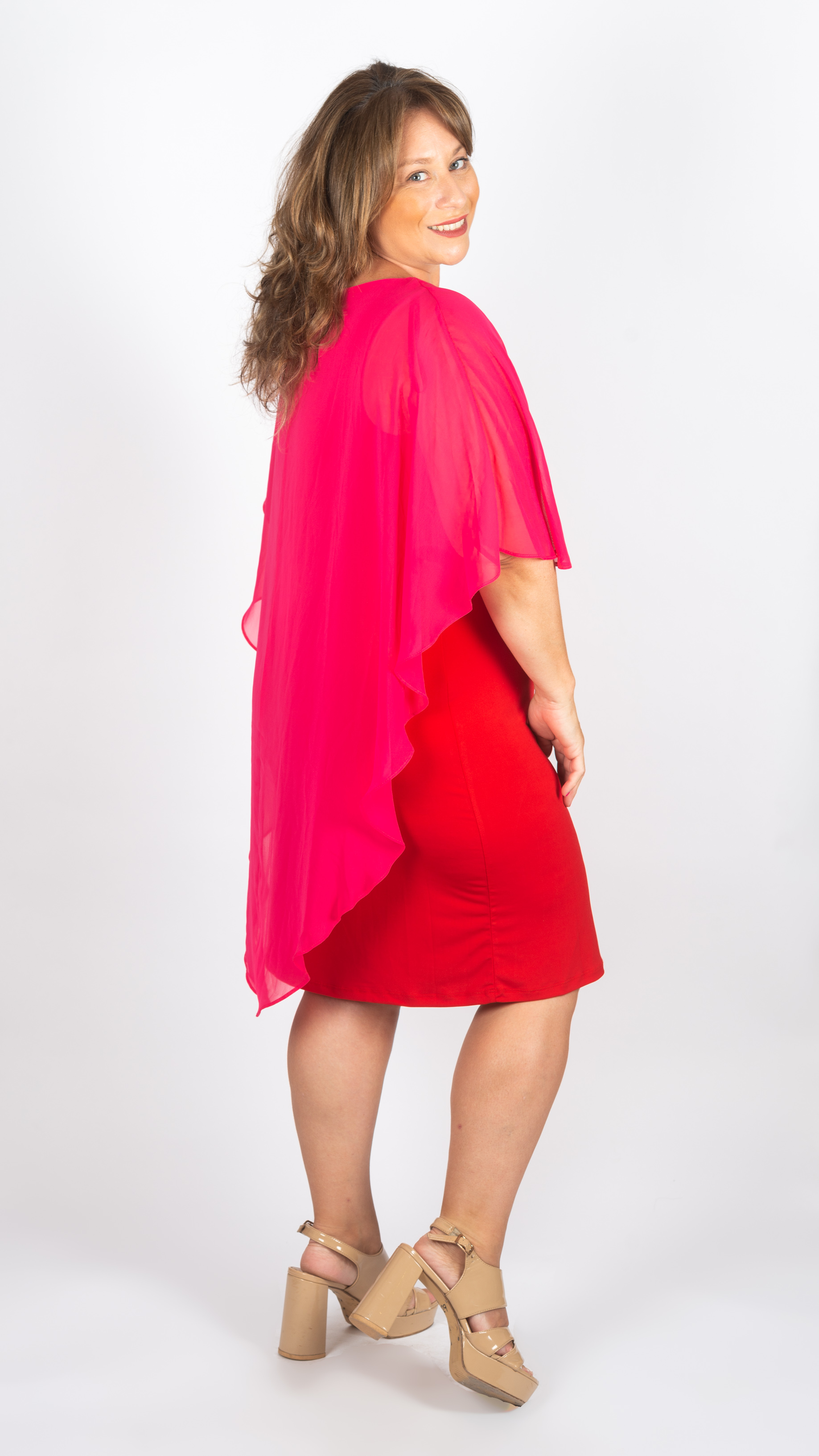Vestido corto con capa