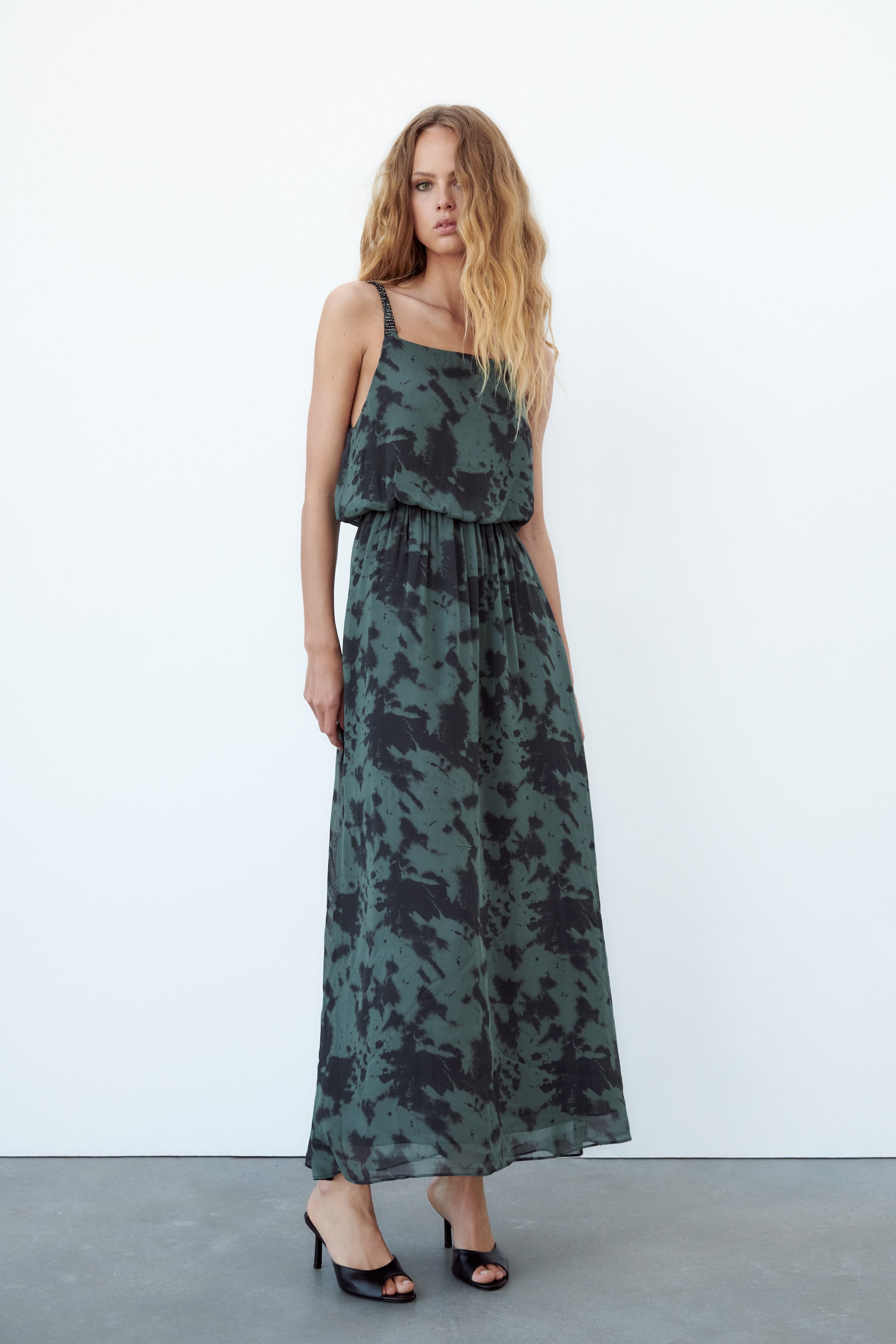 Vestido en gasa estampada con breteles bordados