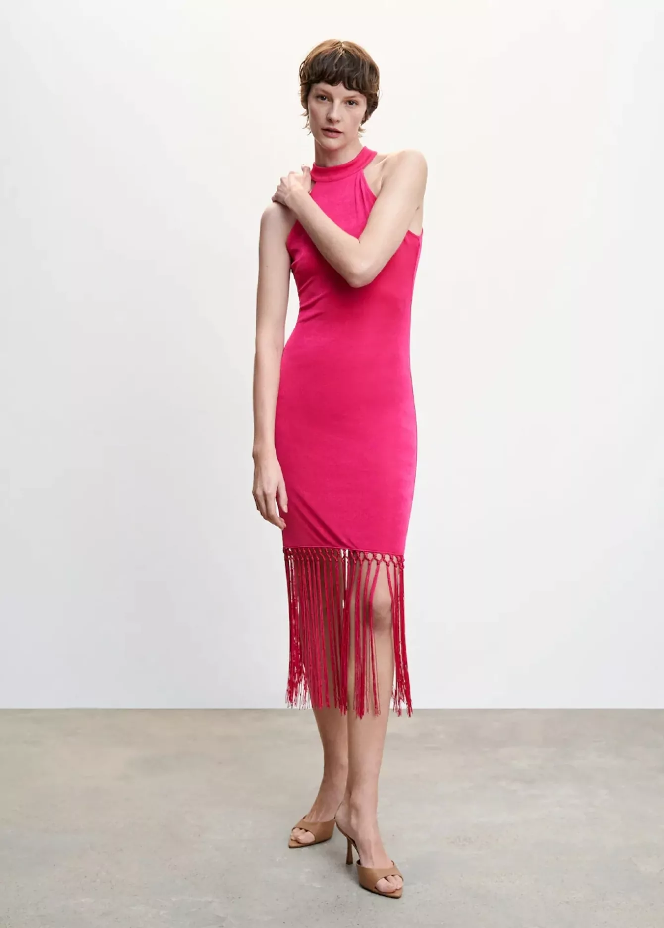 Vestido con cuello halter y flecos