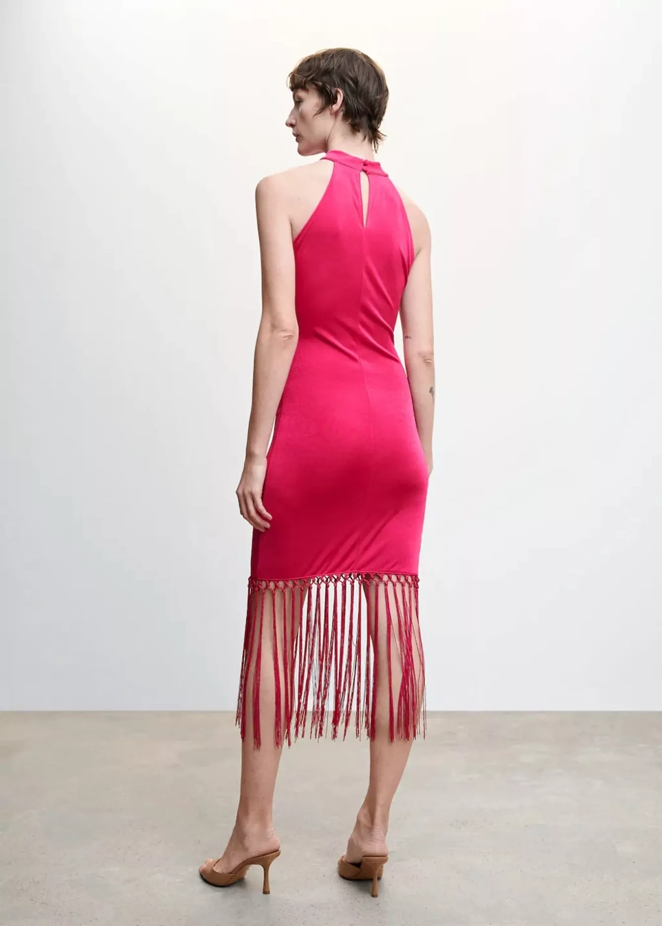 Vestido con cuello halter y flecos