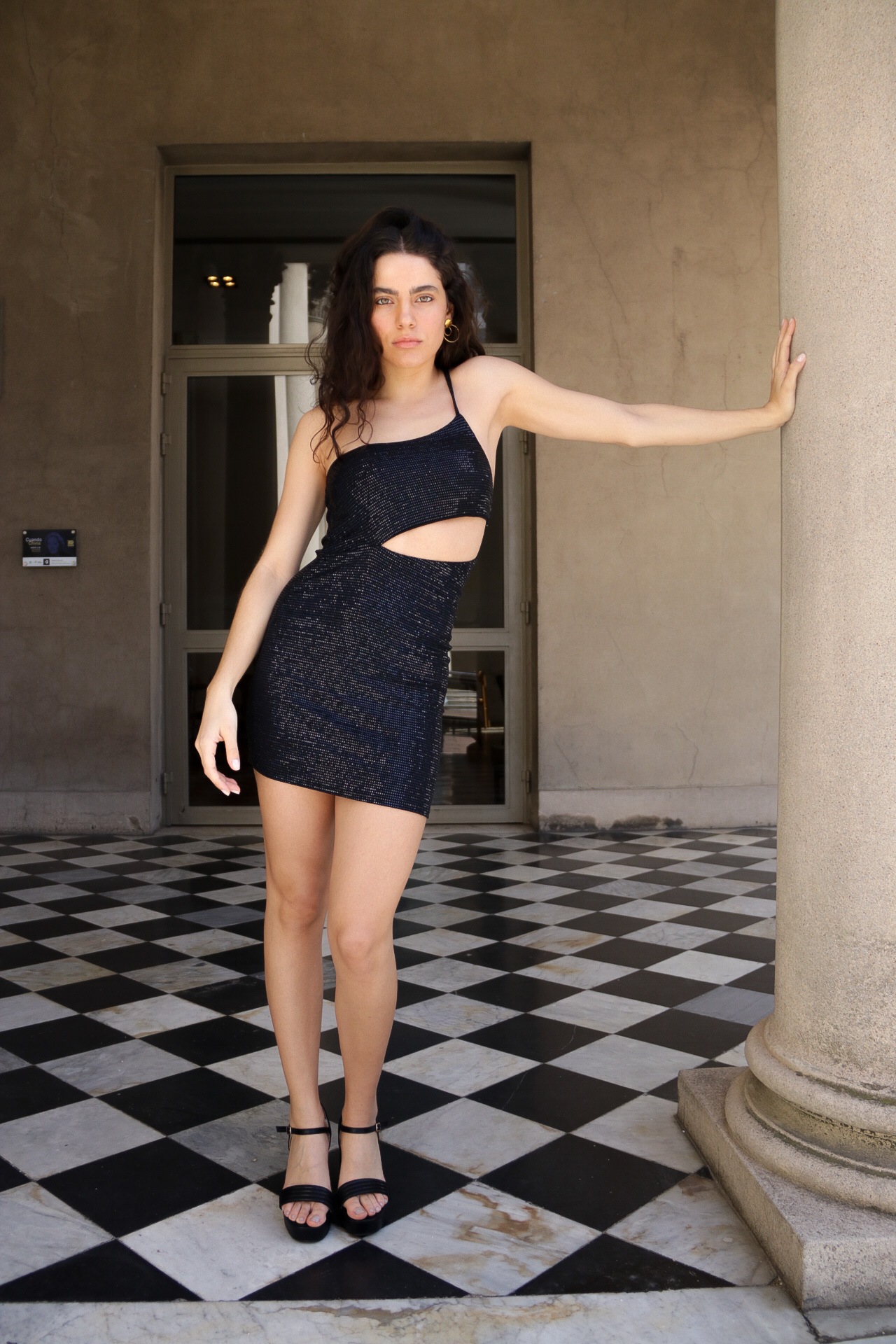 Vestido con corte en cintura y un hombro