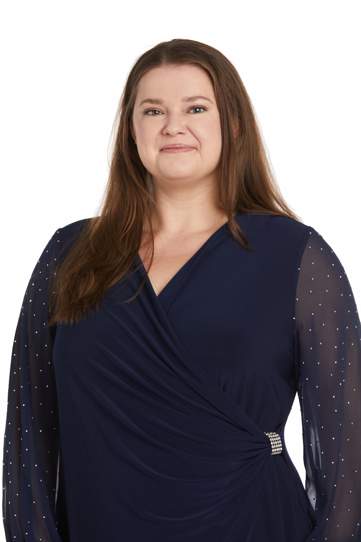 Vestido con mangas y prendedor