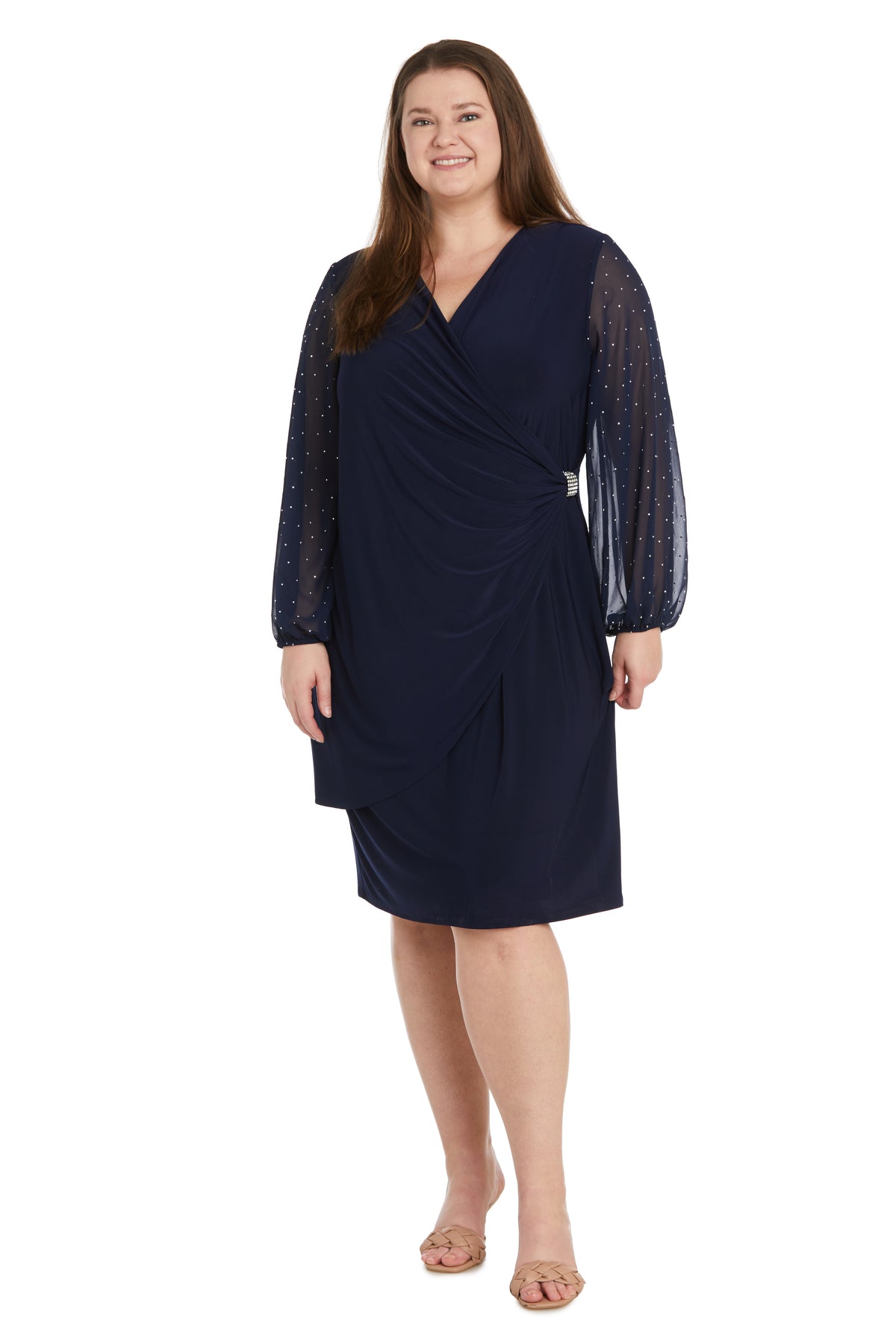 Vestido con mangas y prendedor