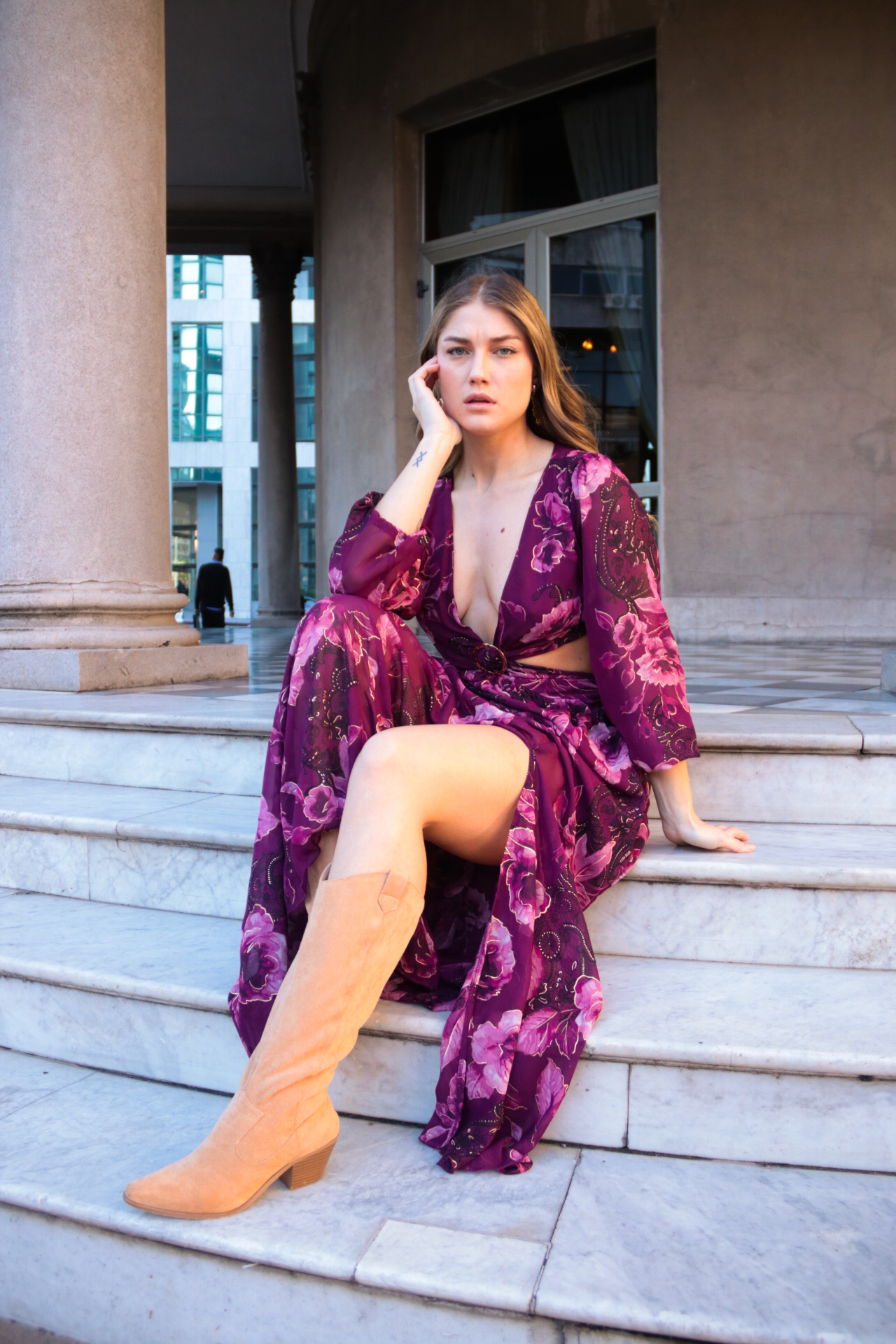 Vestido floral con mangas largas y cortes en cintura y espalda