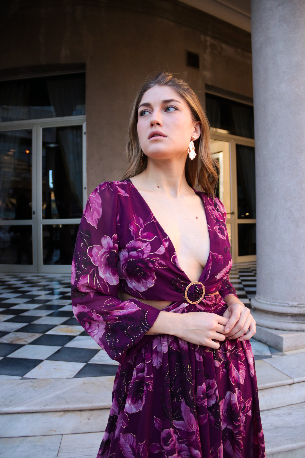 Vestido floral con mangas largas y cortes en cintura y espalda