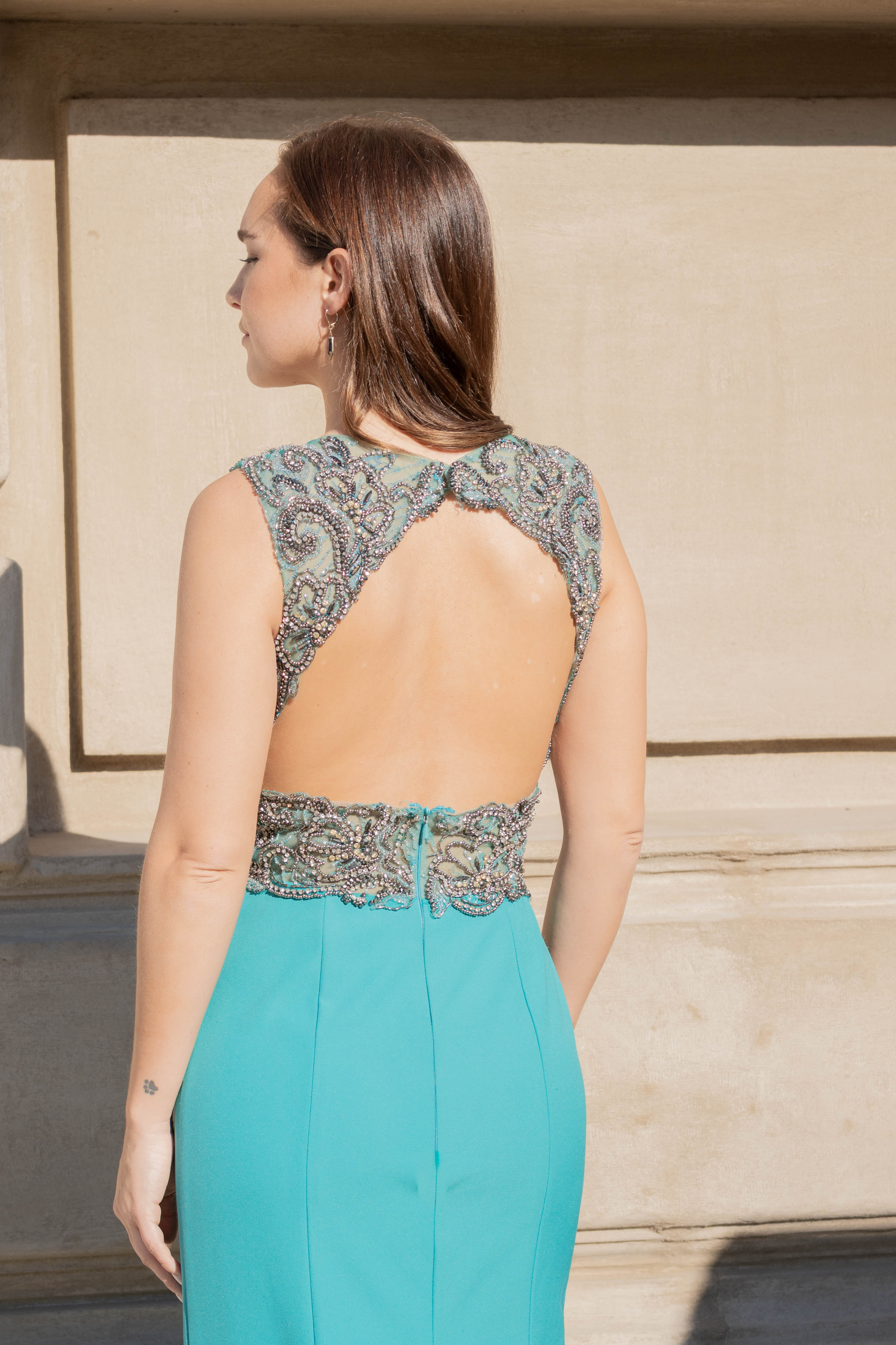 Vestido con top bordado y espalda escotada