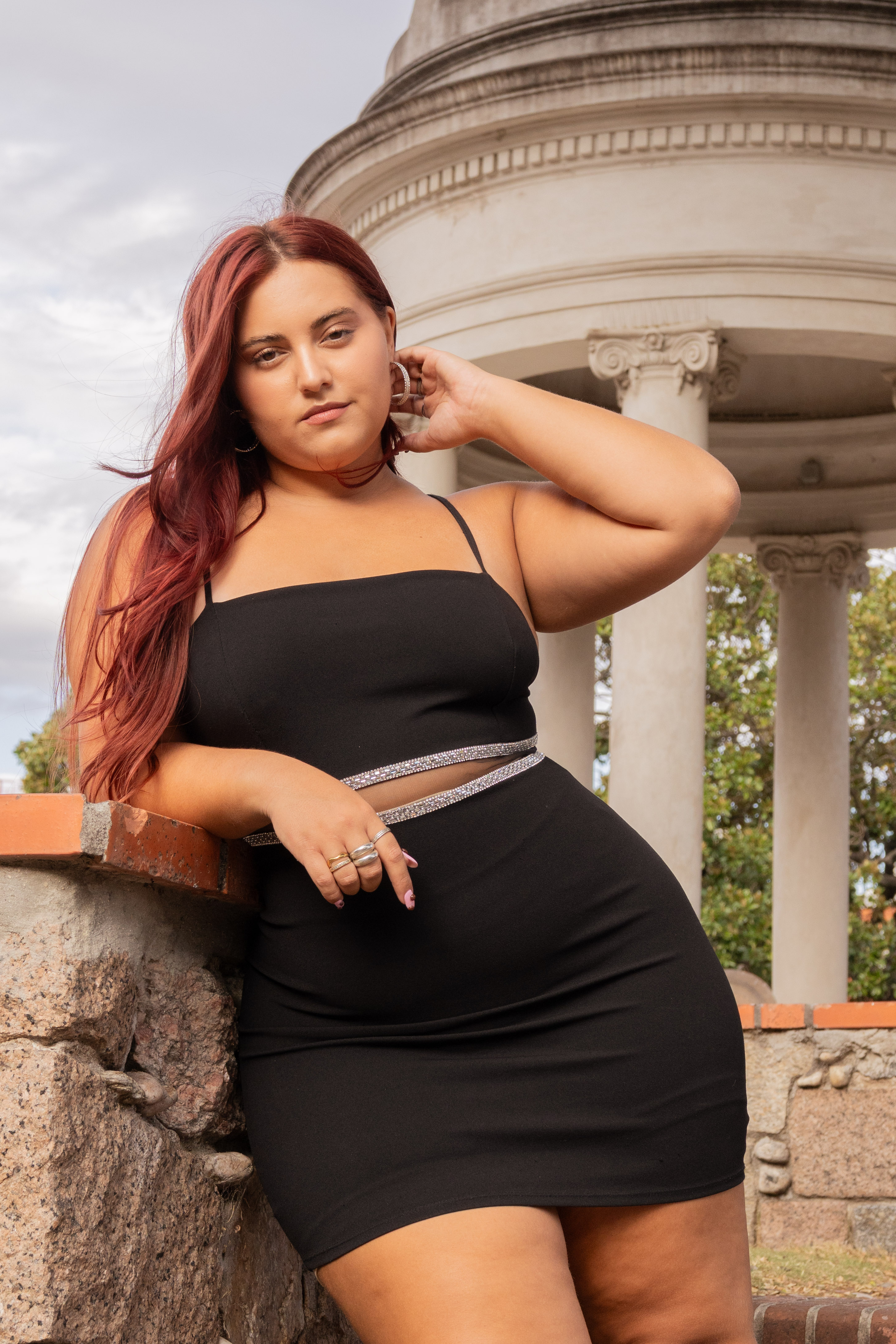 Vestido con transparencia y strass en cintura