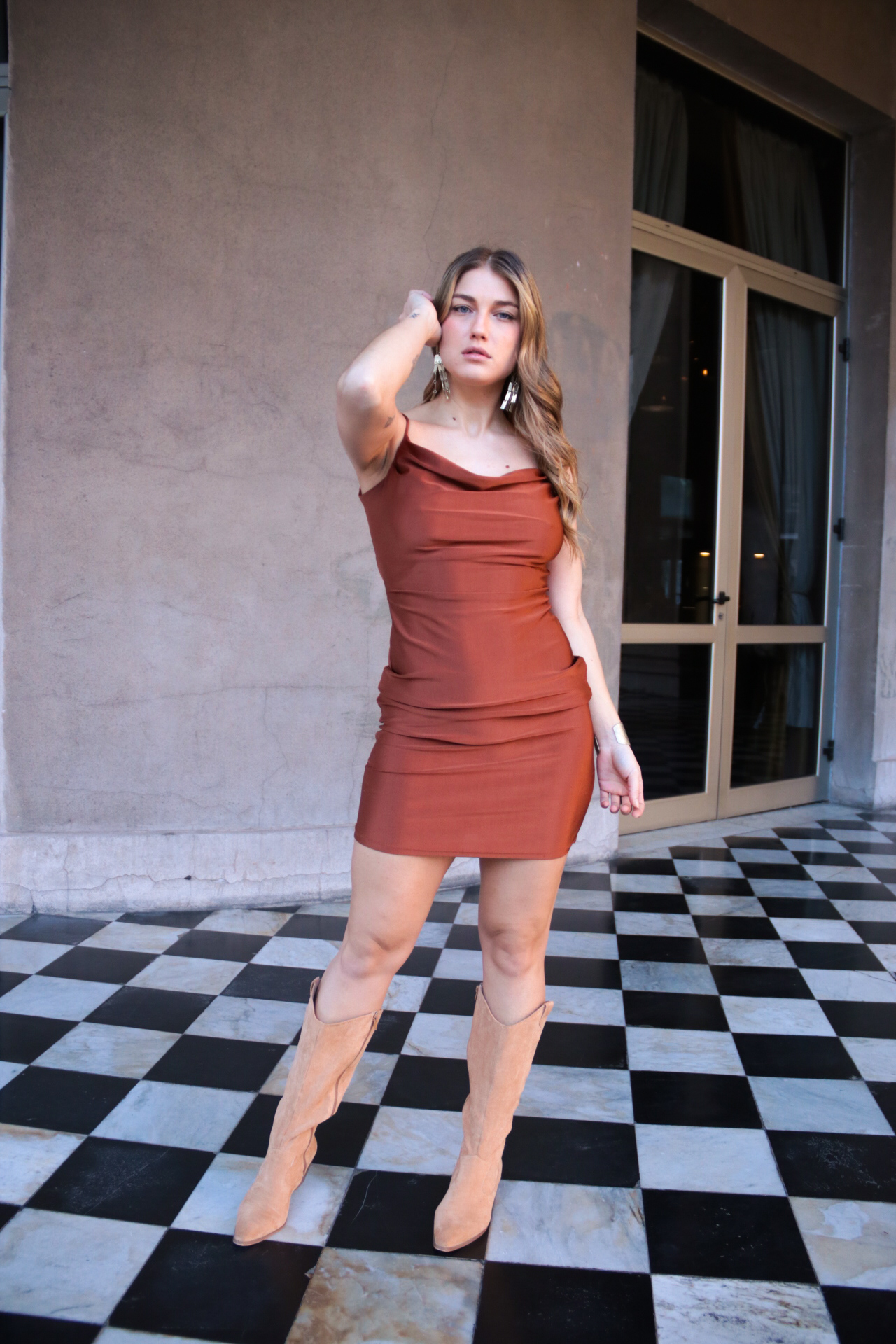 Vestido con espalda escotada con tiras