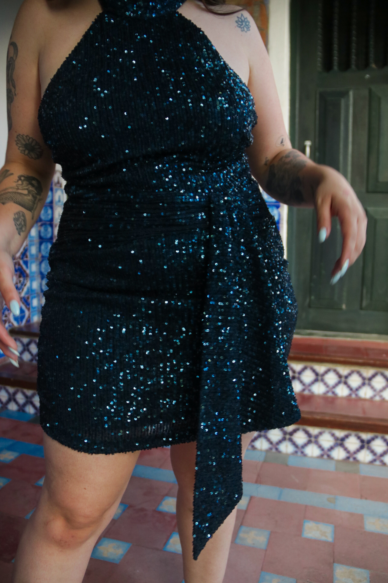 Vestido de lentejuelas con cuello Halter