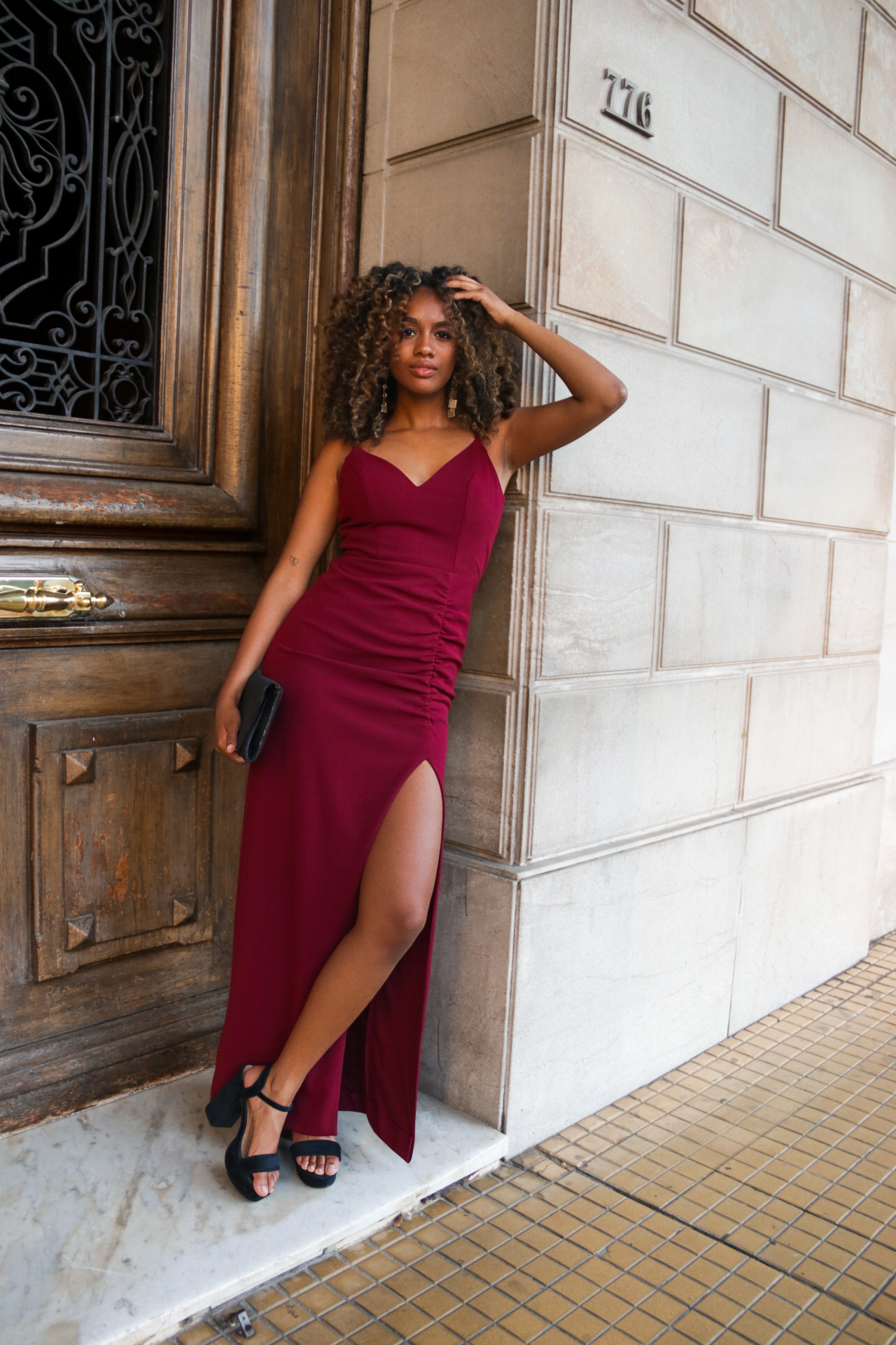 Vestido con tajo y espalda escotada