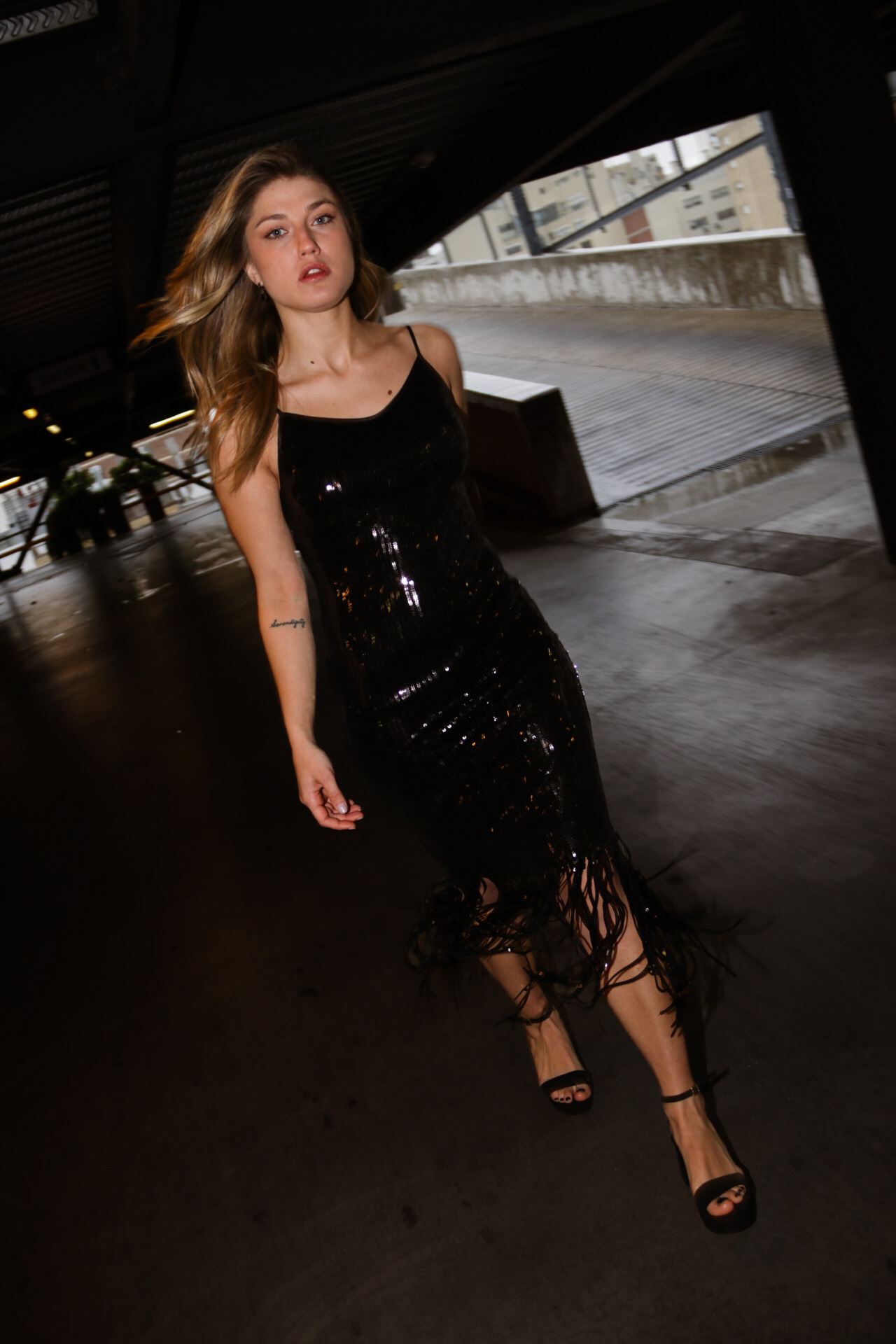 Vestido de lentejuelas con flecos