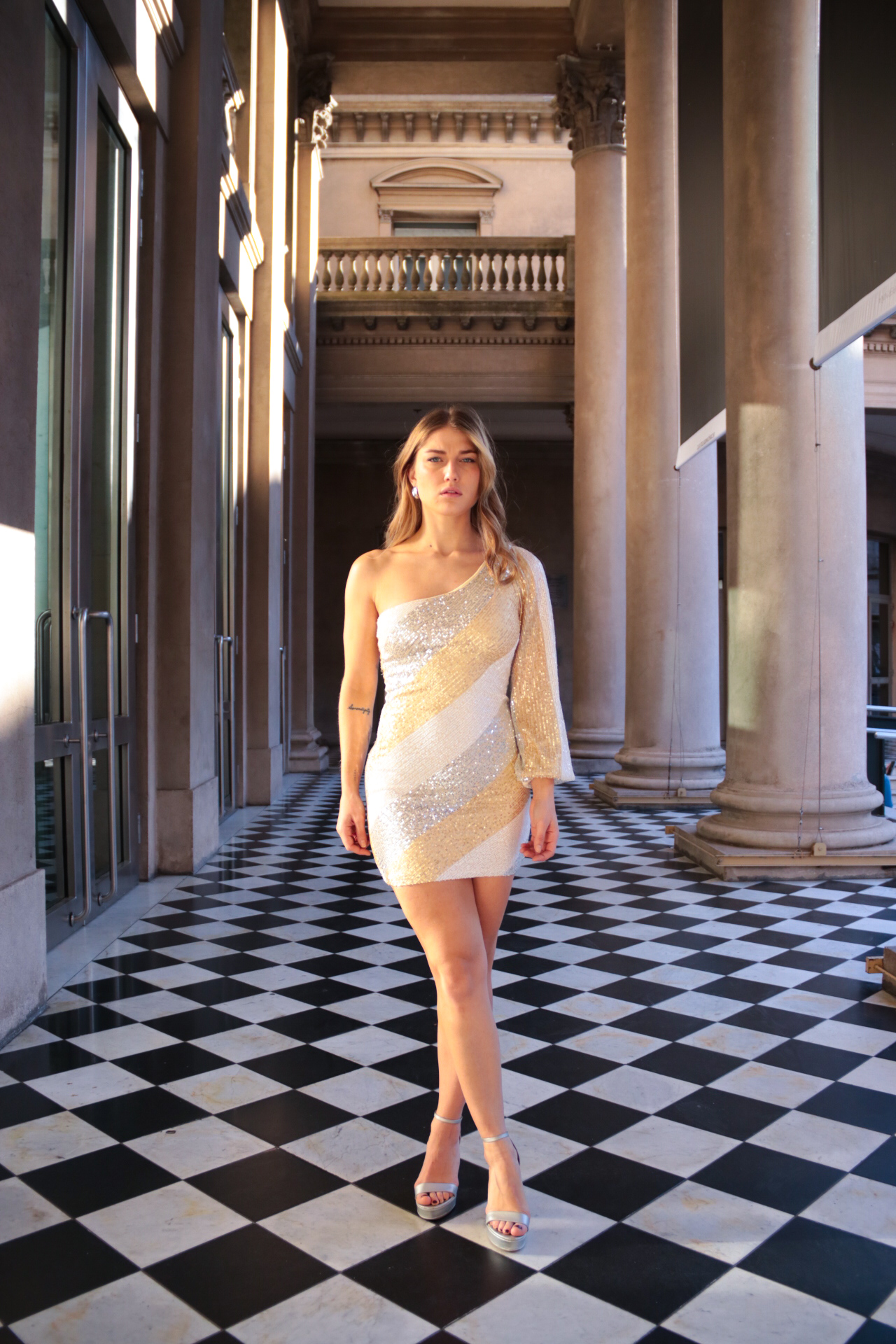 Vestido con una sola manga en tres colores