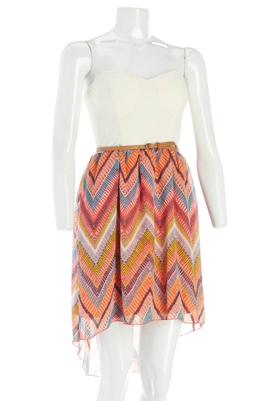 Vestido con top blanco y falda asimétrica en gasa