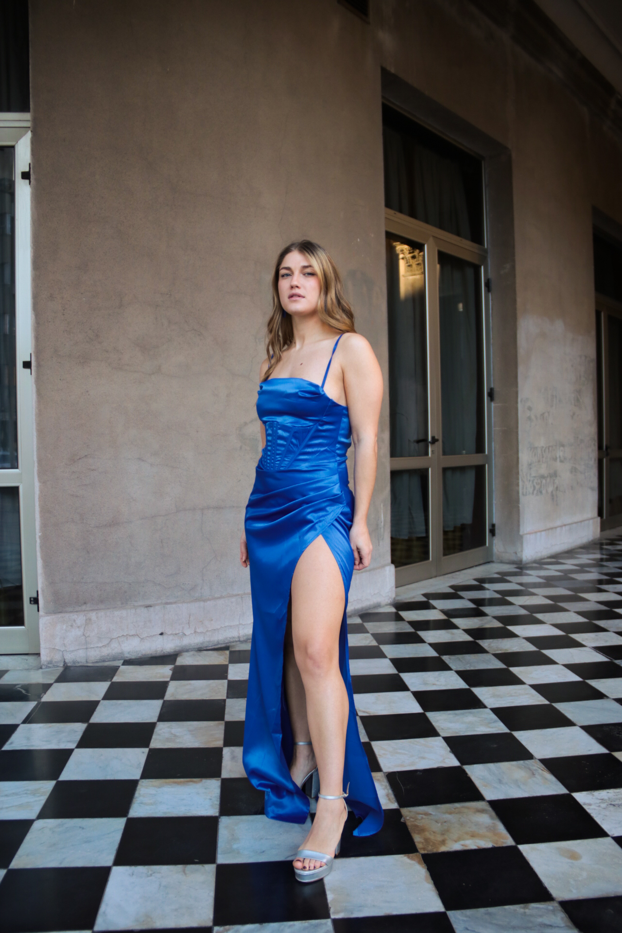 Vestido largo con corset y tajo