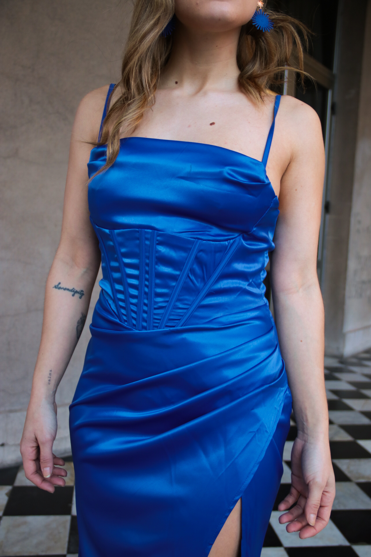 Vestido largo con corset y tajo
