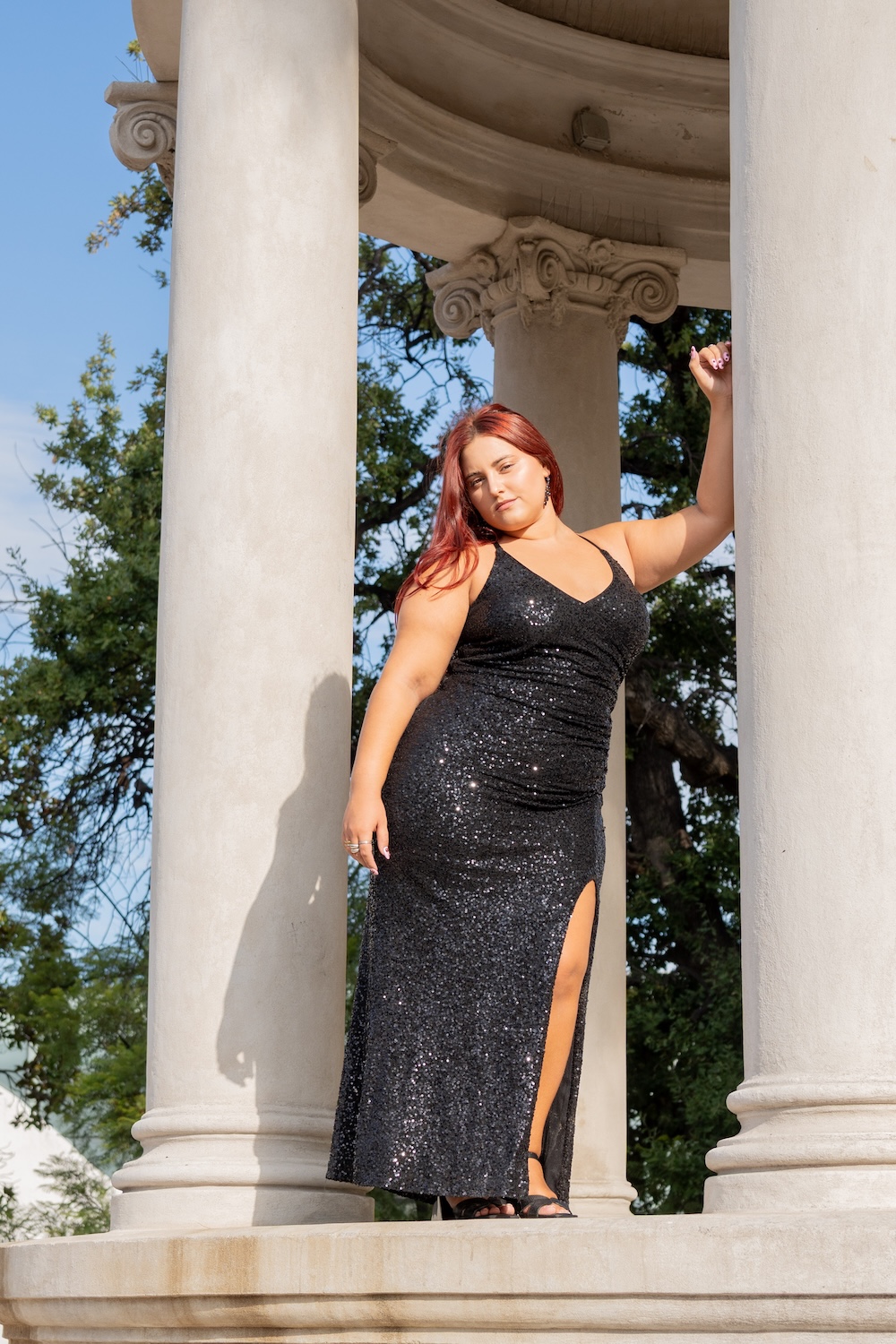 Vestido en lentejuelas con drapeados y tajo