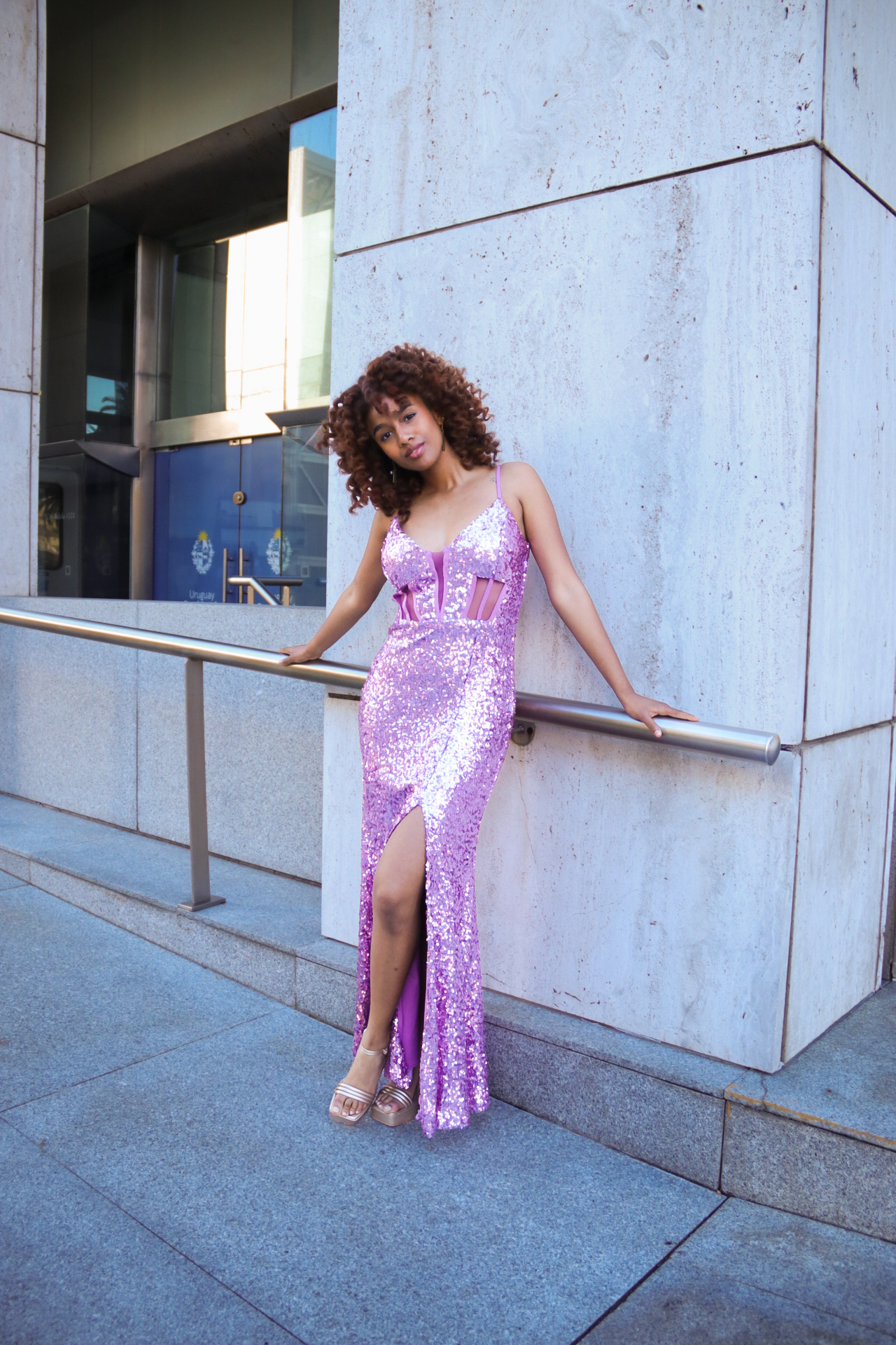 Vestido de lentejuelas con tipo corset con transparencias en cintura