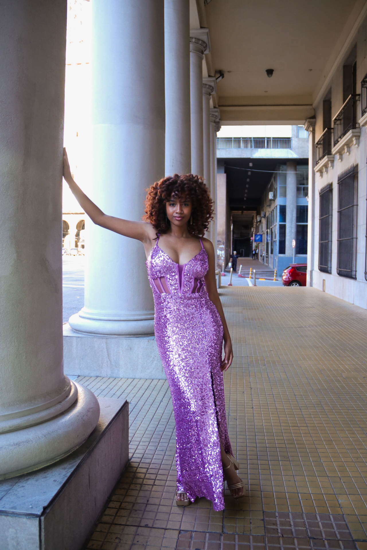 Vestido de lentejuelas con tipo corset con transparencias en cintura