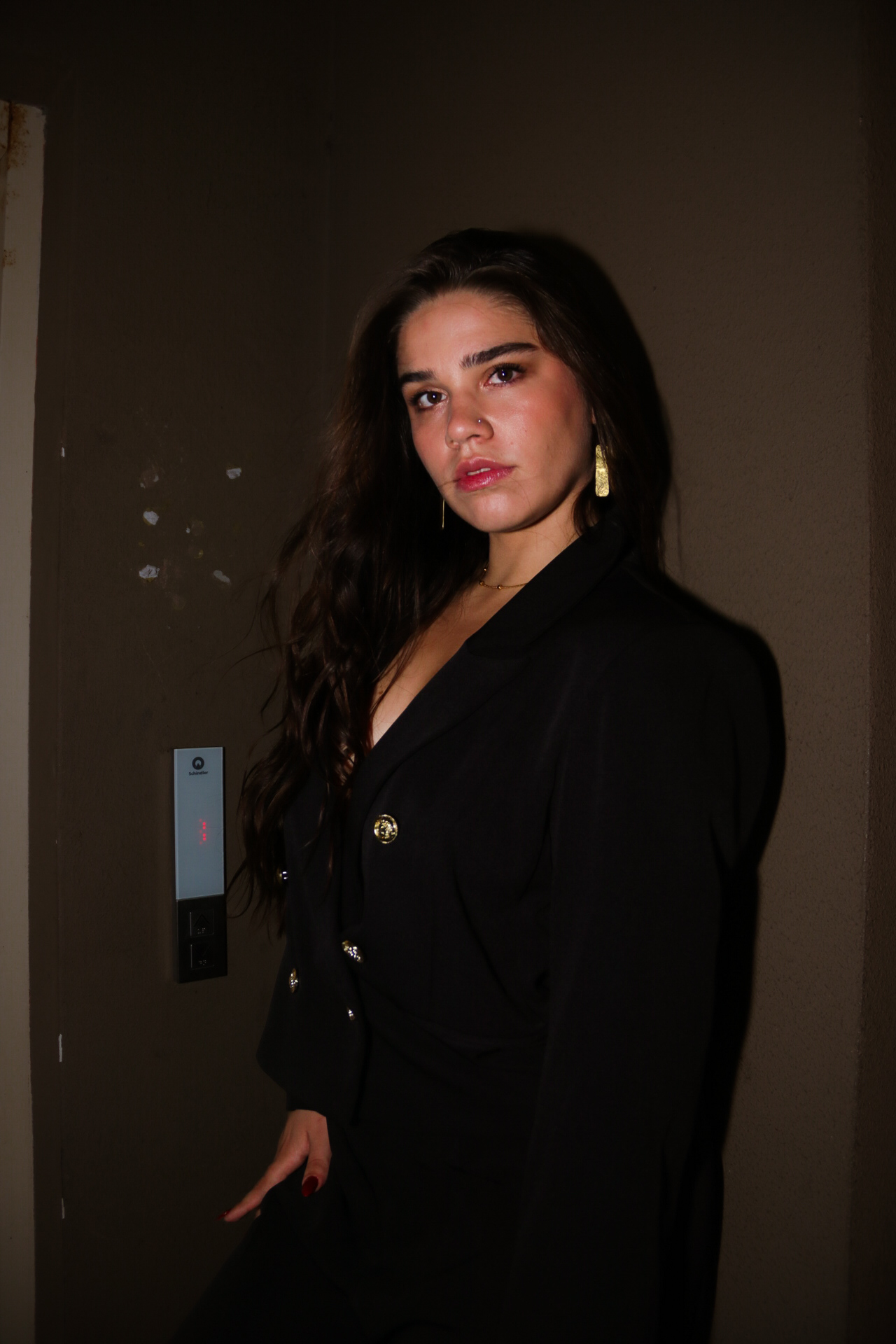 Chaqueta negra con botones dorados