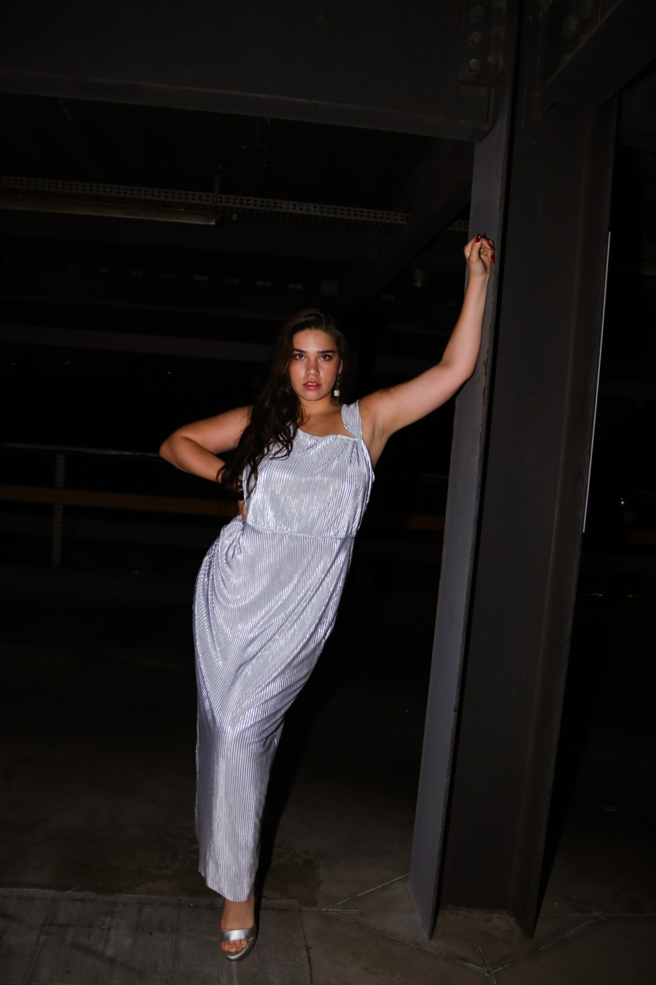 Vestido plisado plata con detalle en hombro