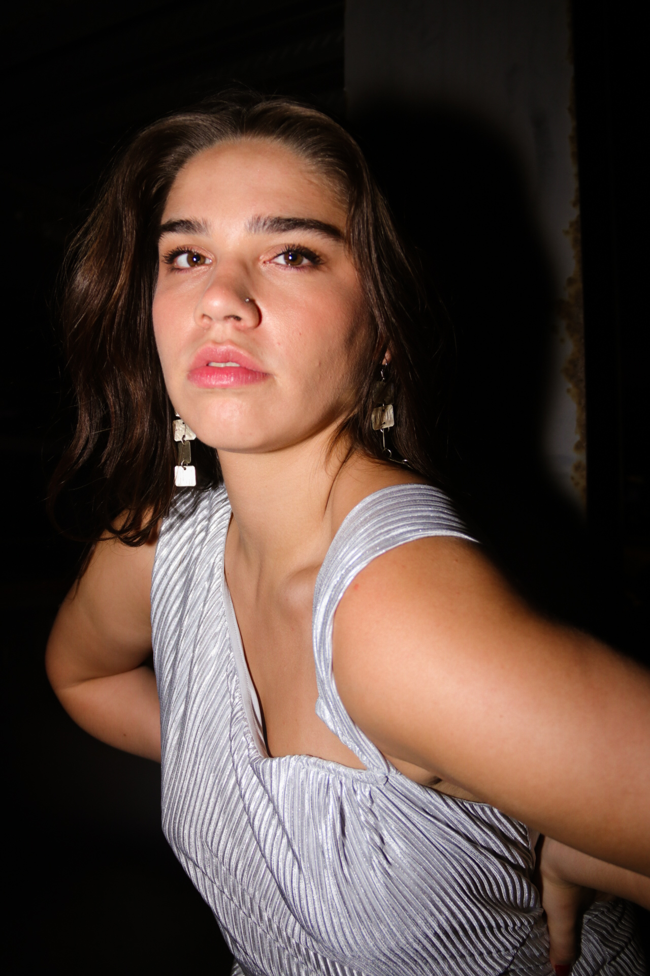 Vestido plisado plata con detalle en hombro
