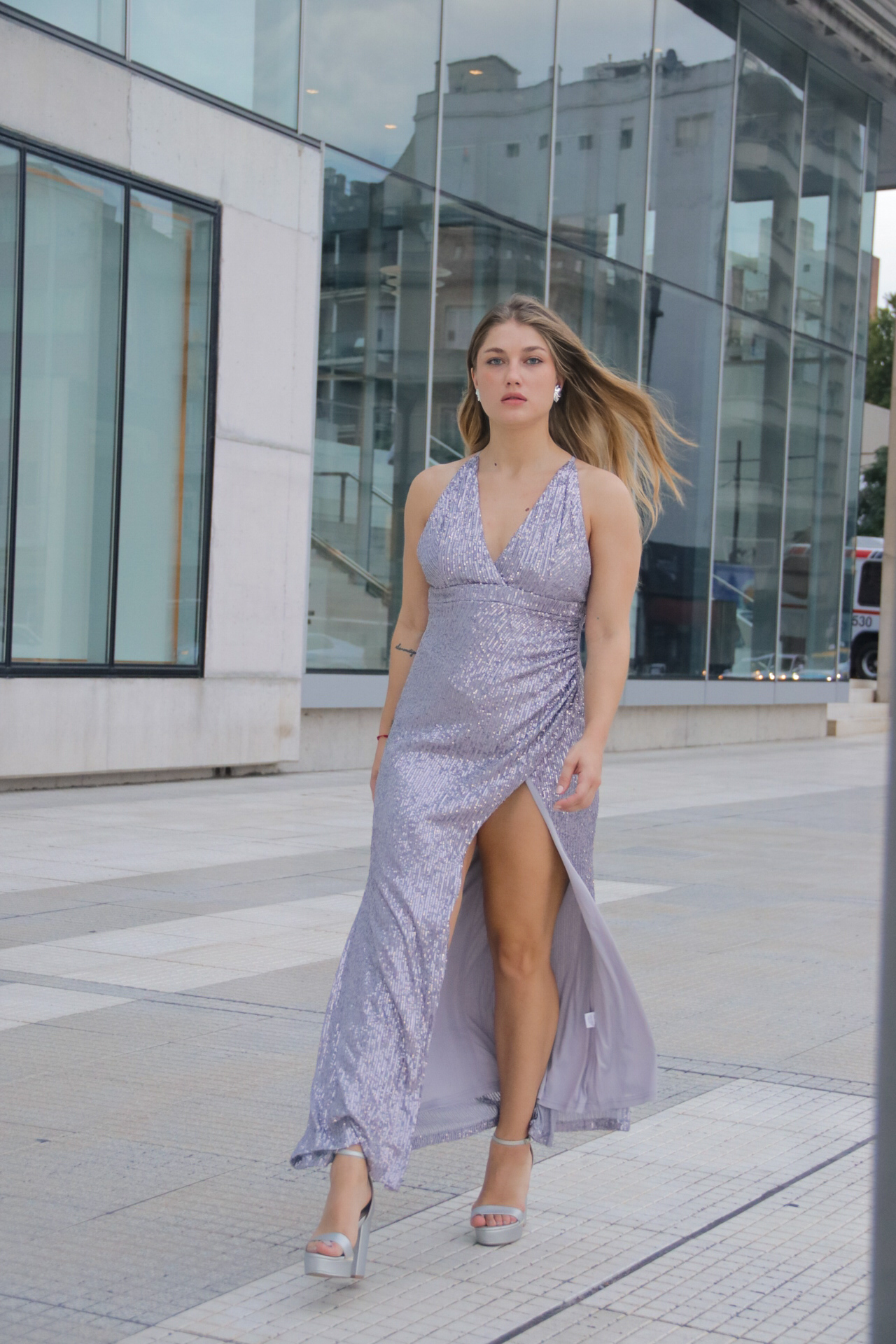 Vestido de lentejuelas cruzado y con tajo
