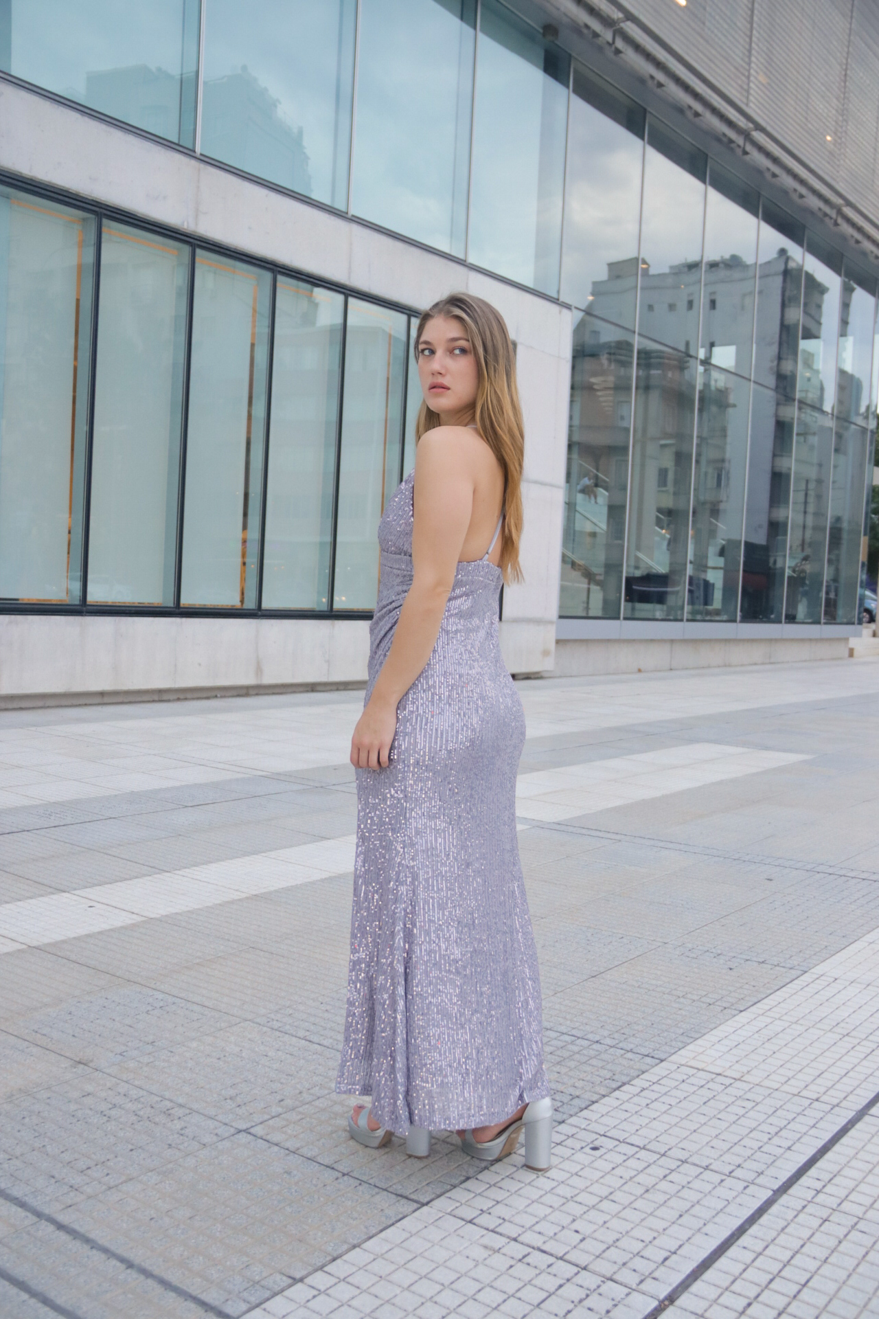 Vestido de lentejuelas cruzado y con tajo
