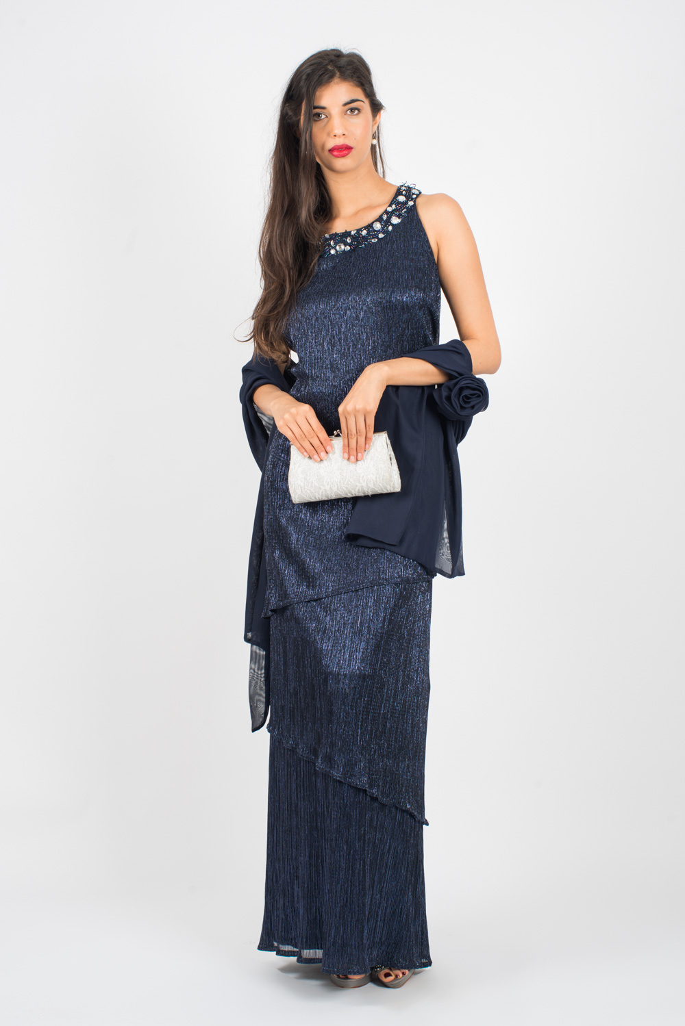 Vestido con volados y bordado en escote