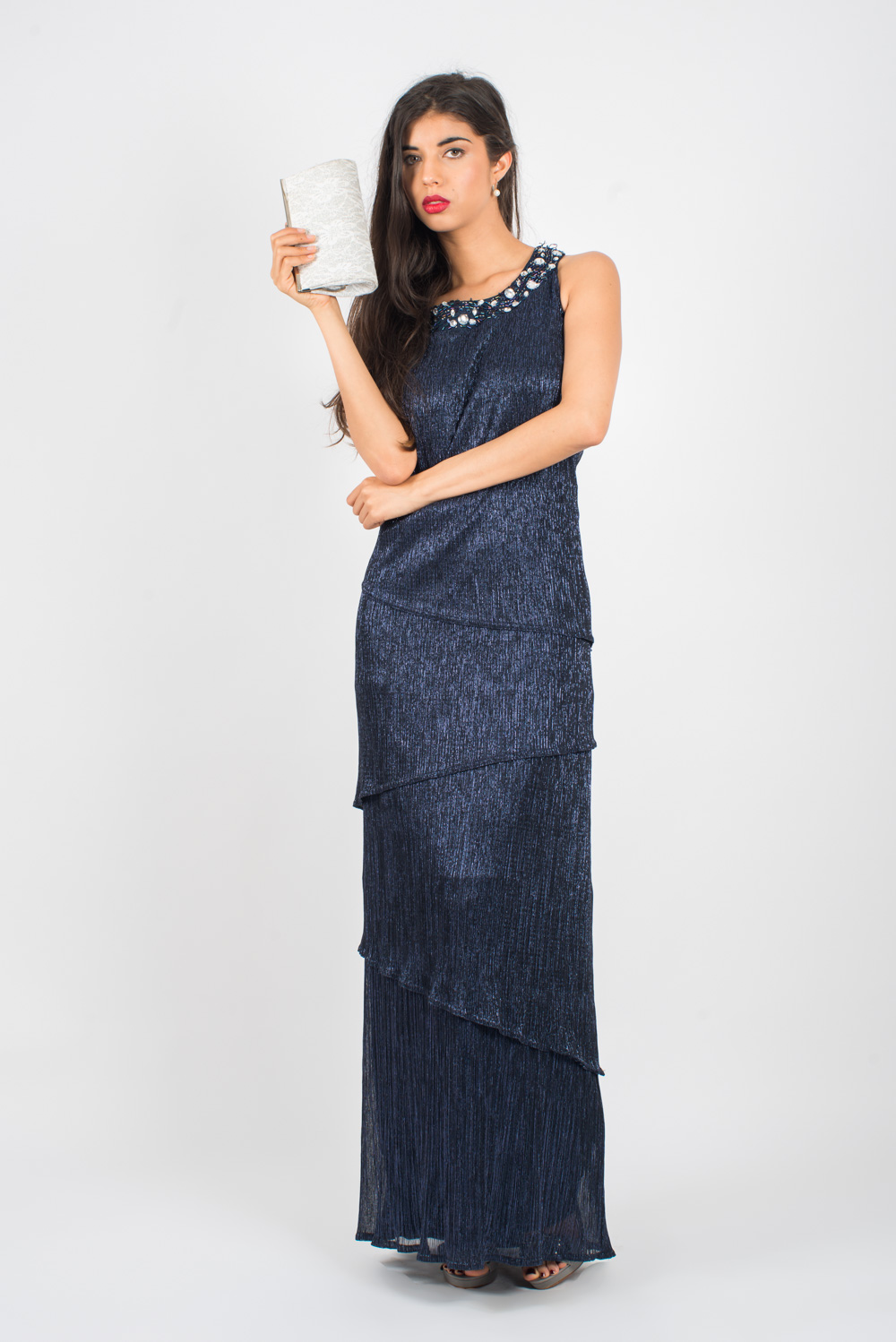 Vestido con volados y bordado en escote