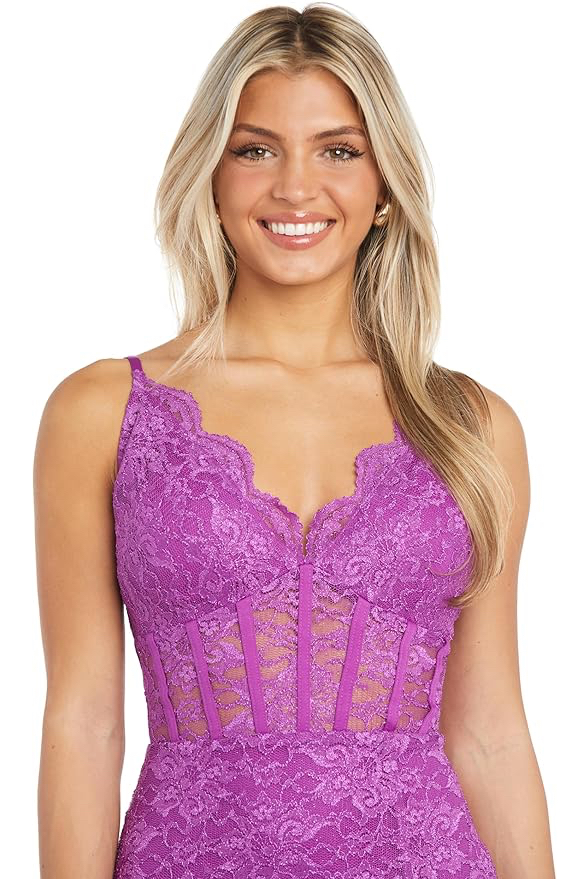 Vestido de encaje con corset y transparencias