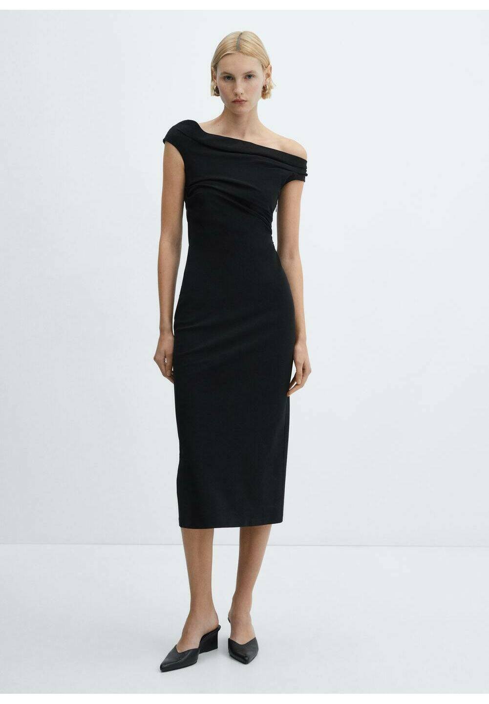 Vestido off the shoulder con drapeados