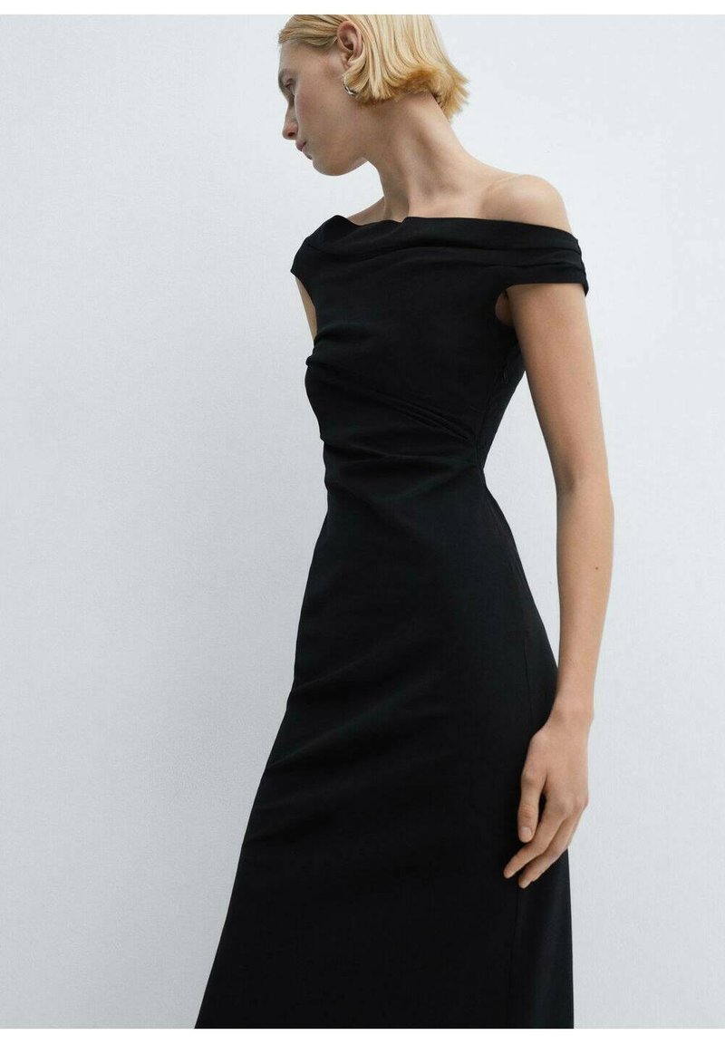 Vestido off the shoulder con drapeados