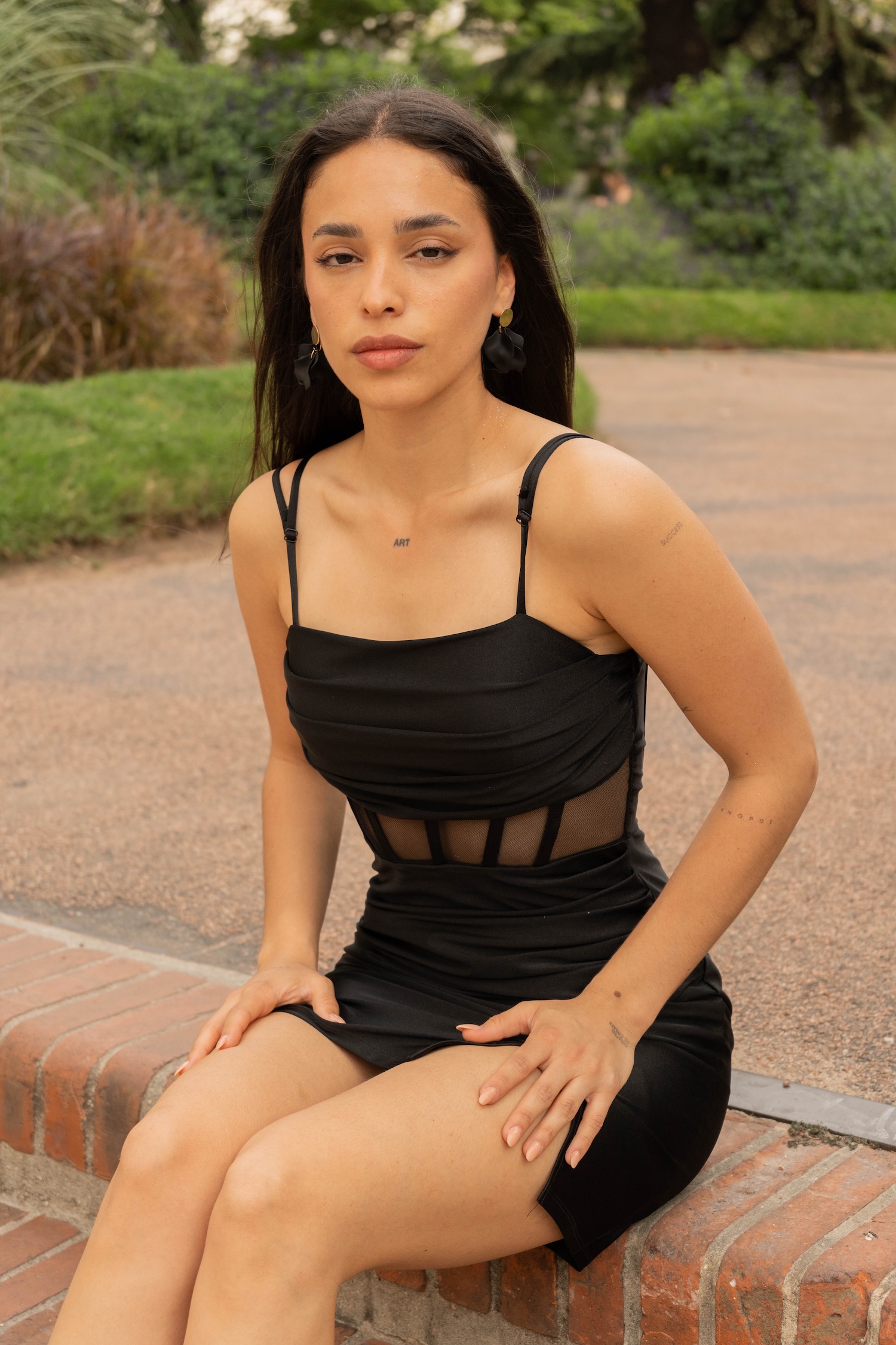 Vestido corto con corset con transparencias